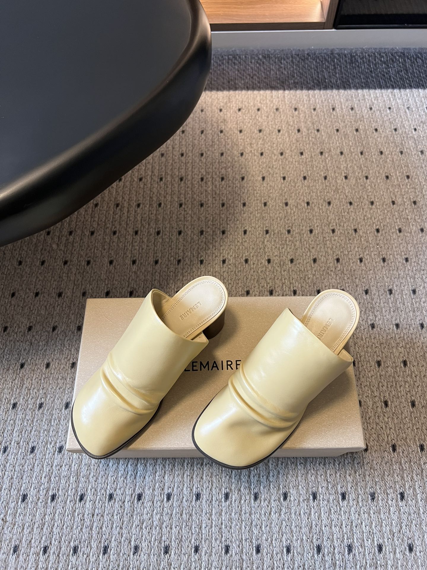 Lemair* 早春新款极简方头穆勒拖方头设计，自带一种慵懒的高级感。一脚蹬的穆勒版型，解放脚后跟，出门