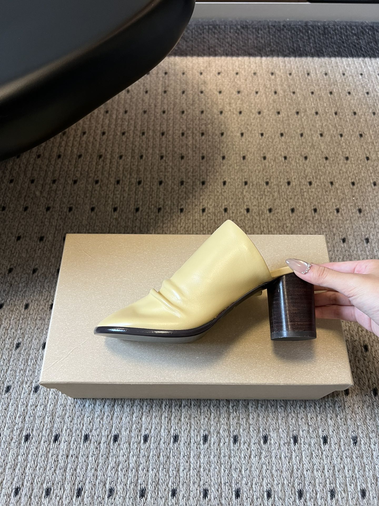 Lemair* 早春新款极简方头穆勒拖方头设计，自带一种慵懒的高级感。一脚蹬的穆勒版型，解放脚后跟，出门