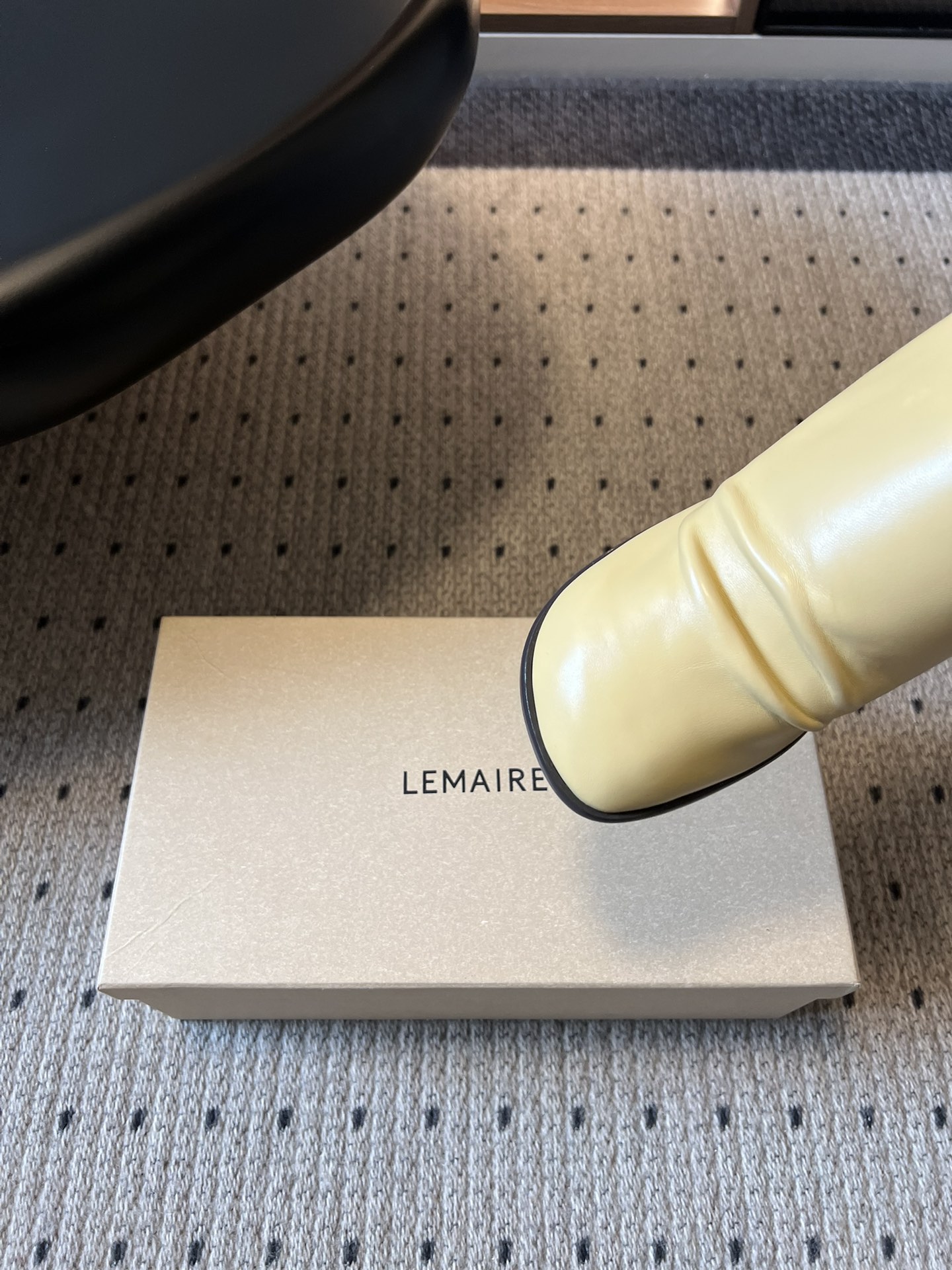 Lemair* 早春新款极简方头穆勒拖方头设计，自带一种慵懒的高级感。一脚蹬的穆勒版型，解放脚后跟，出门