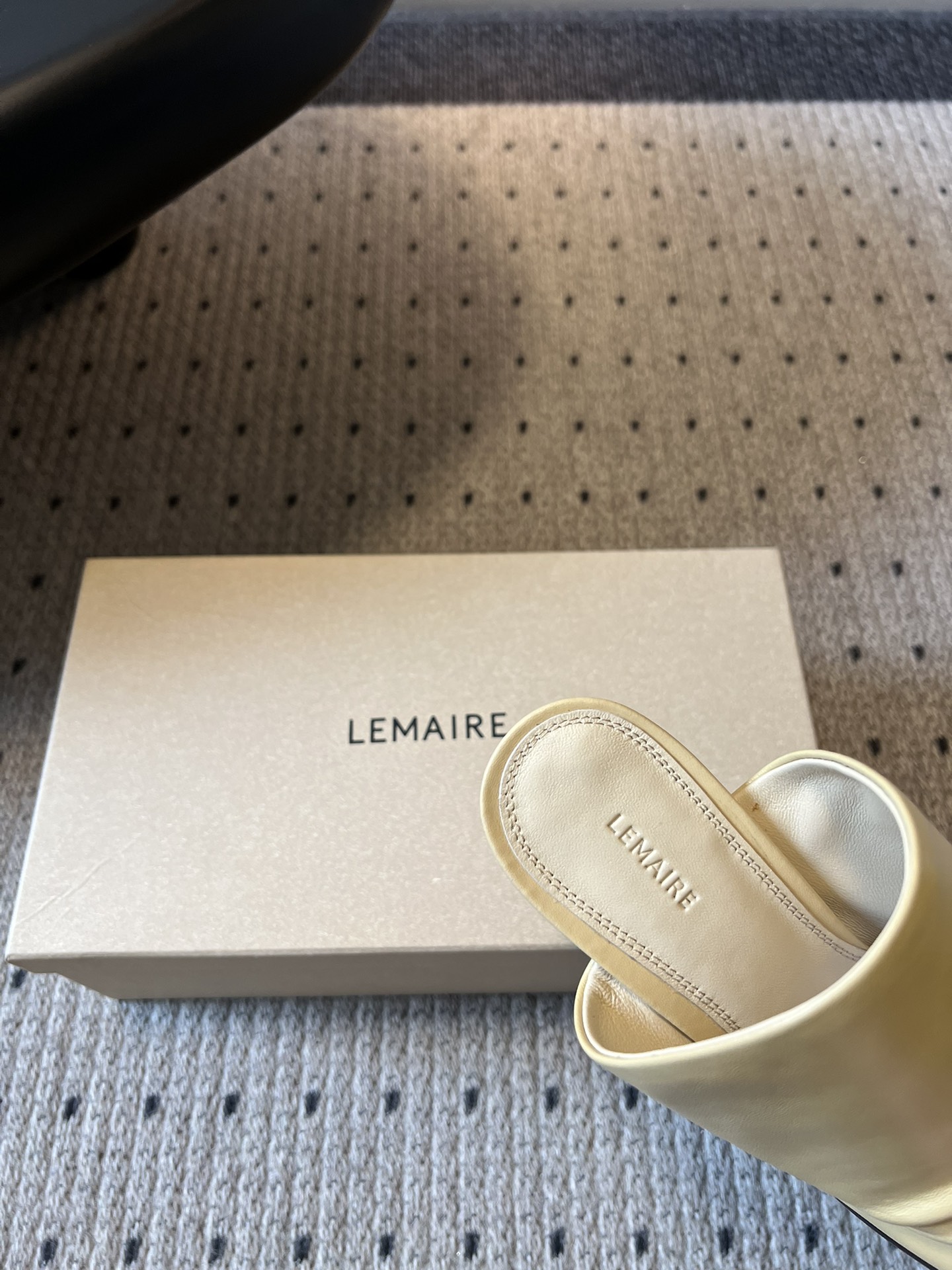 Lemair* 早春新款极简方头穆勒拖方头设计，自带一种慵懒的高级感。一脚蹬的穆勒版型，解放脚后跟，出门