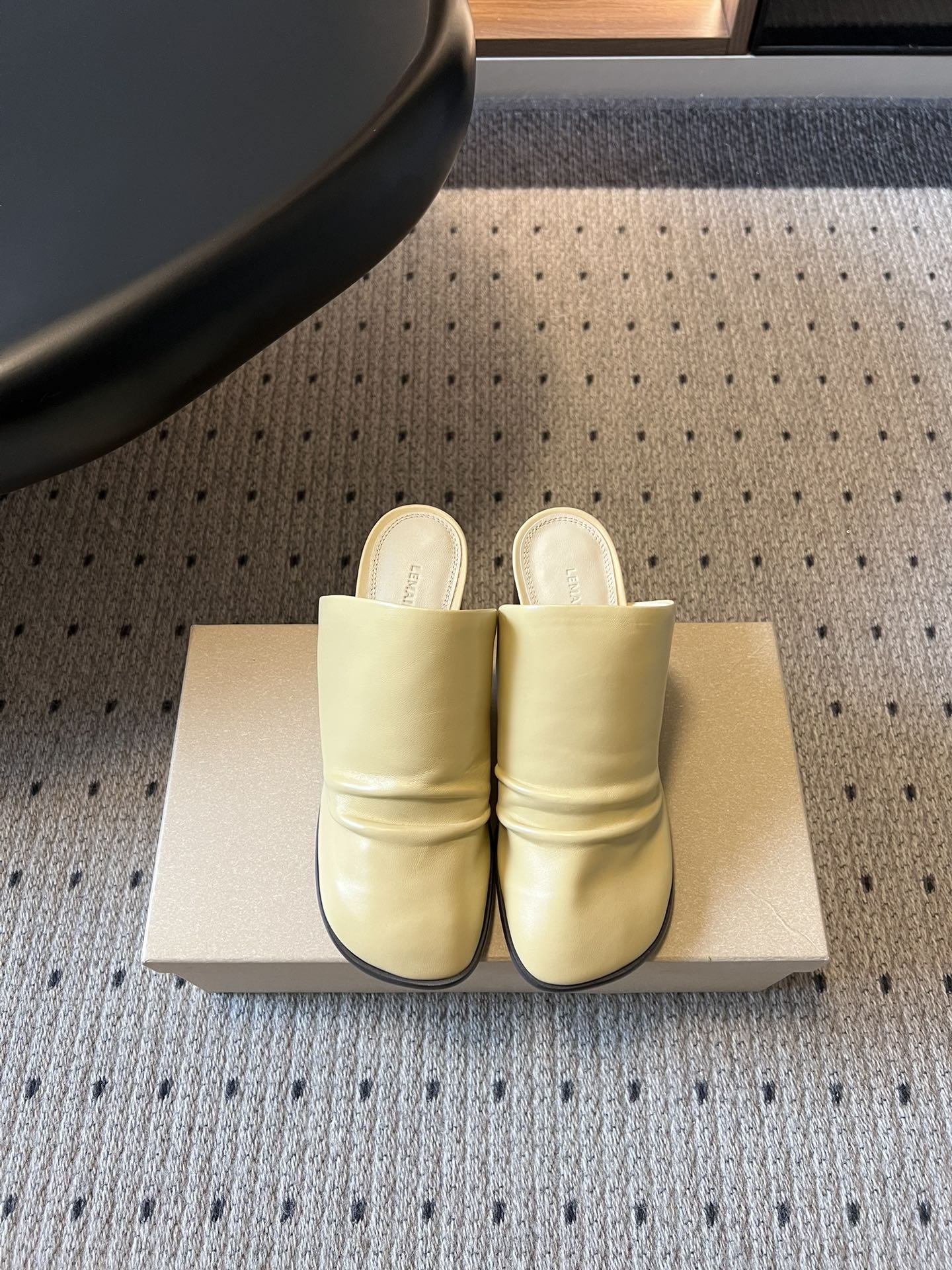 Lemair* 早春新款极简方头穆勒拖方头设计，自带一种慵懒的高级感。一脚蹬的穆勒版型，解放脚后跟，出门