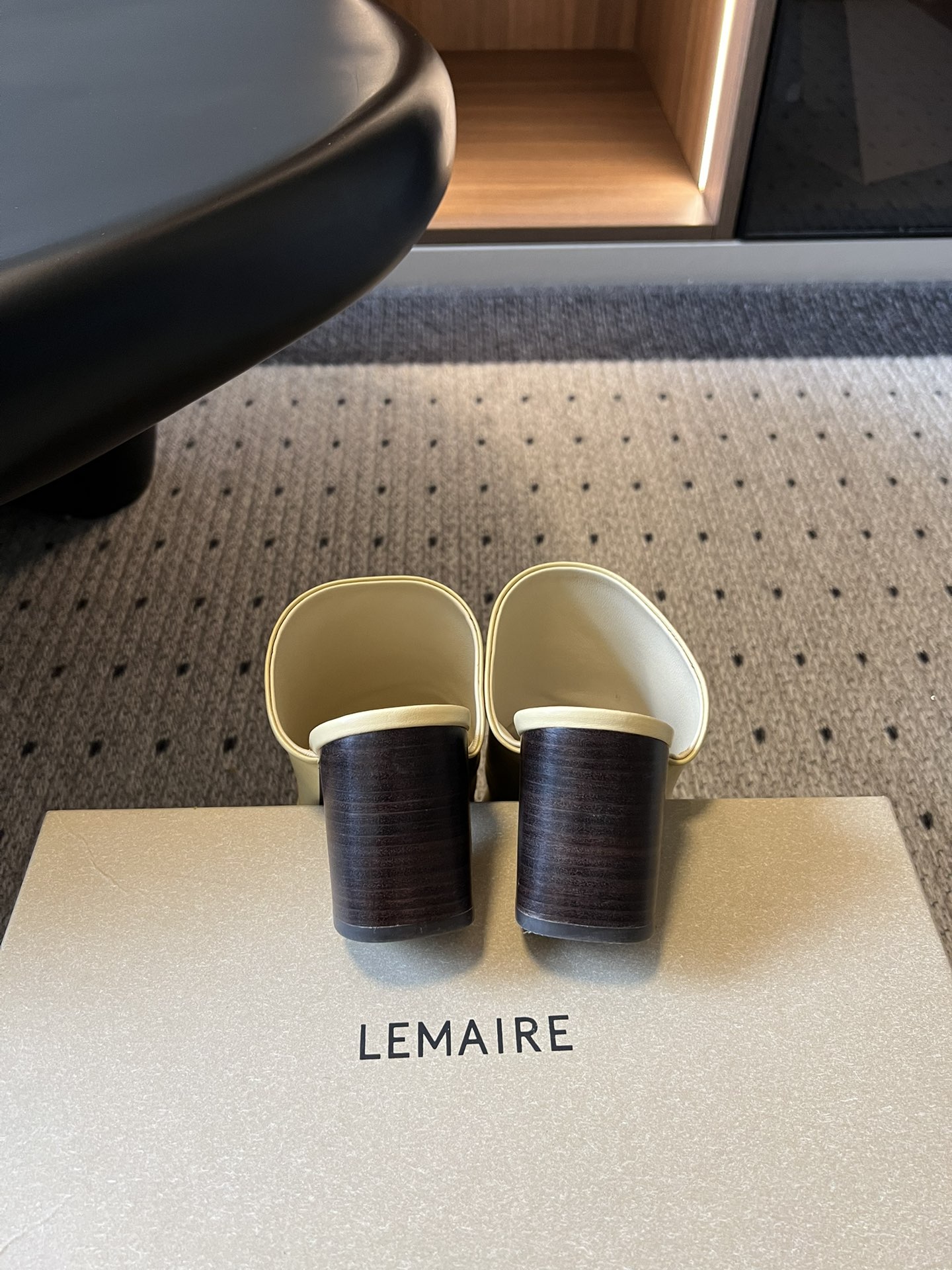 Lemair* 早春新款极简方头穆勒拖方头设计，自带一种慵懒的高级感。一脚蹬的穆勒版型，解放脚后跟，出门