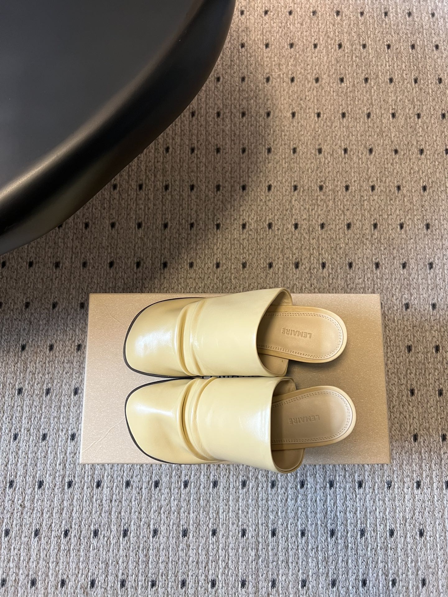 Lemair* 早春新款极简方头穆勒拖方头设计，自带一种慵懒的高级感。一脚蹬的穆勒版型，解放脚后跟，出门