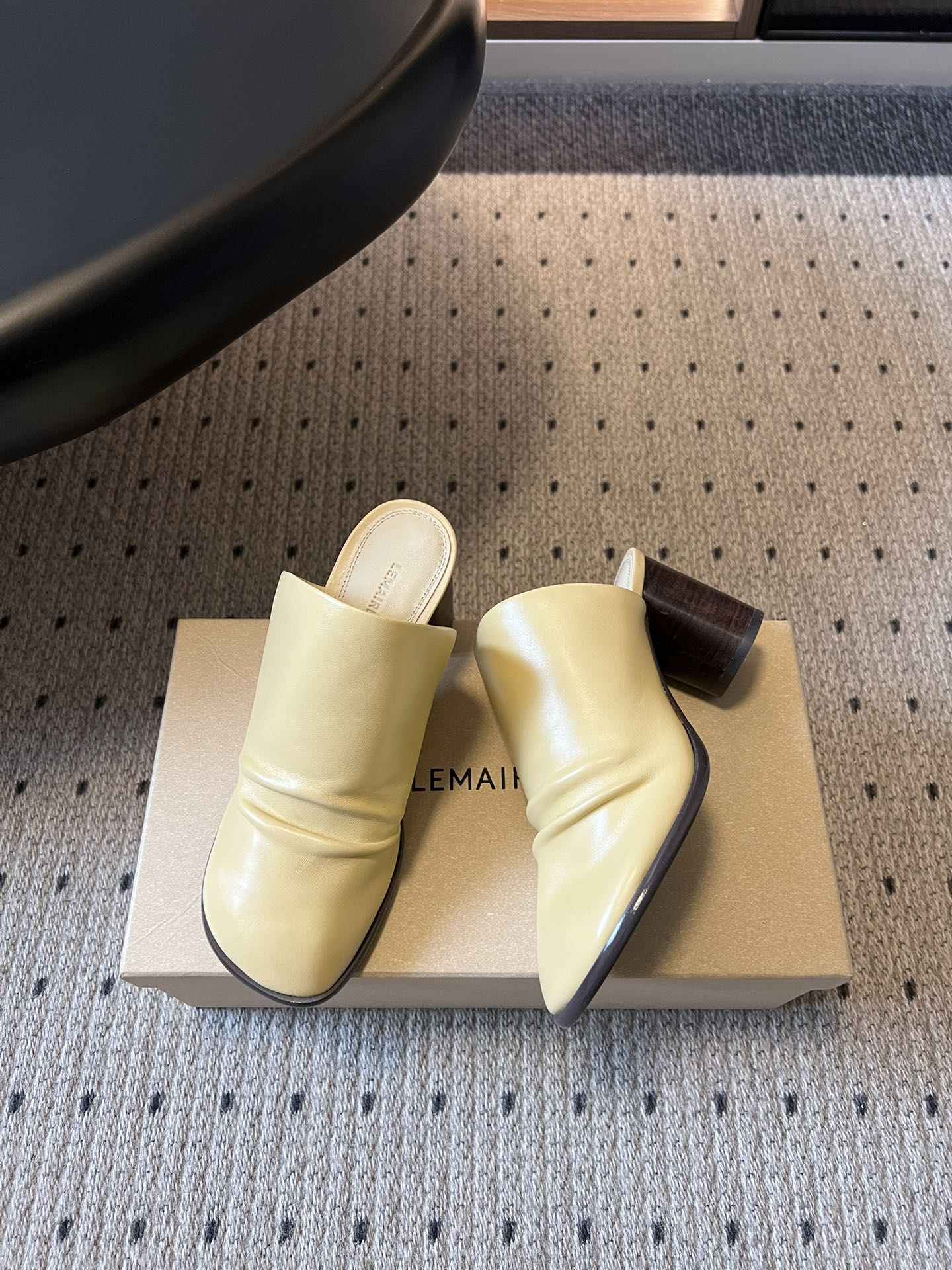 Lemair* 早春新款极简方头穆勒拖方头设计，自带一种慵懒的高级感。一脚蹬的穆勒版型，解放脚后跟，出门