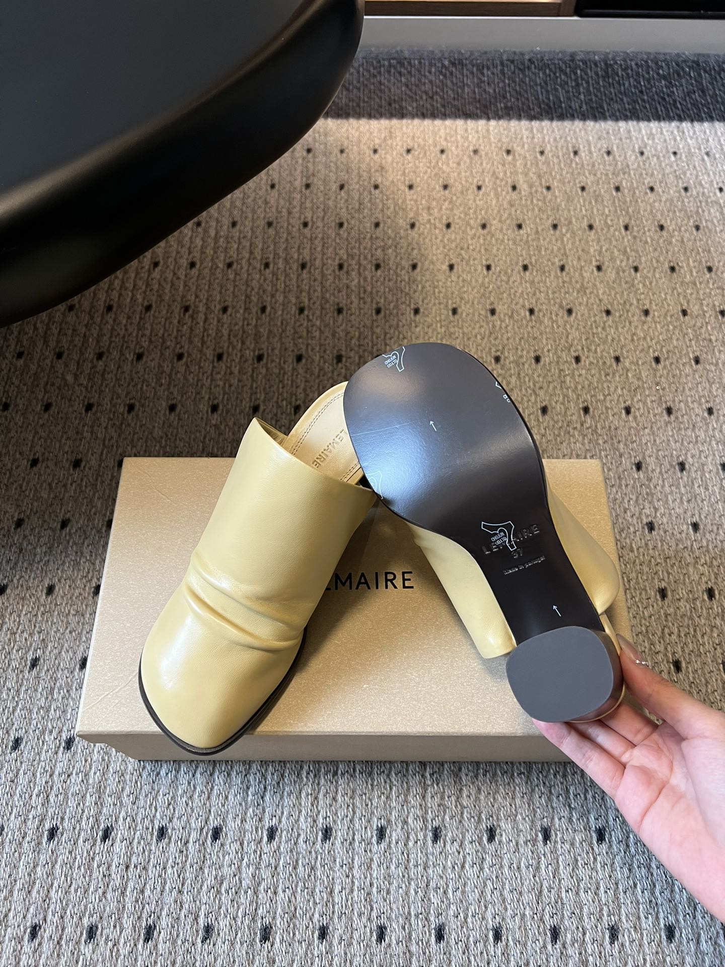 Lemair* 早春新款极简方头穆勒拖方头设计，自带一种慵懒的高级感。一脚蹬的穆勒版型，解放脚后跟，出门