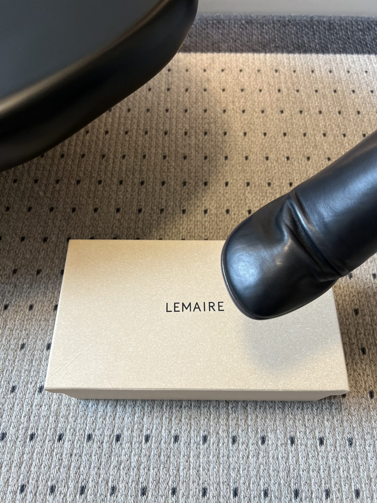 Lemair* 早春新款极简方头穆勒拖方头设计，自带一种慵懒的高级感。一脚蹬的穆勒版型，解放脚后跟，出门