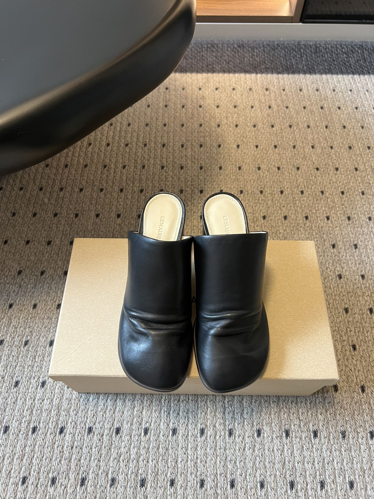 Lemair* 早春新款极简方头穆勒拖方头设计，自带一种慵懒的高级感。一脚蹬的穆勒版型，解放脚后跟，出门