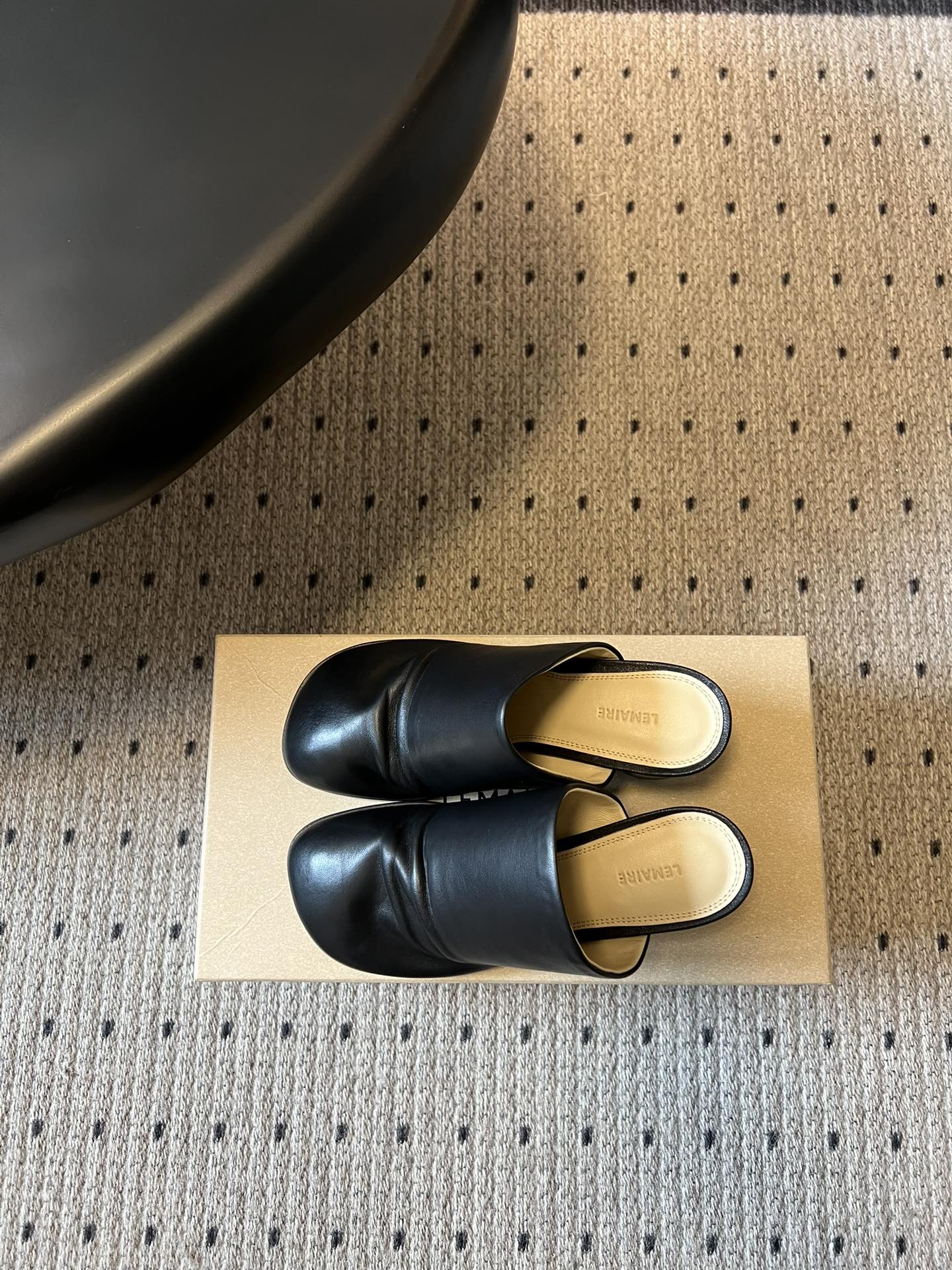 Lemair* 早春新款极简方头穆勒拖方头设计，自带一种慵懒的高级感。一脚蹬的穆勒版型，解放脚后跟，出门