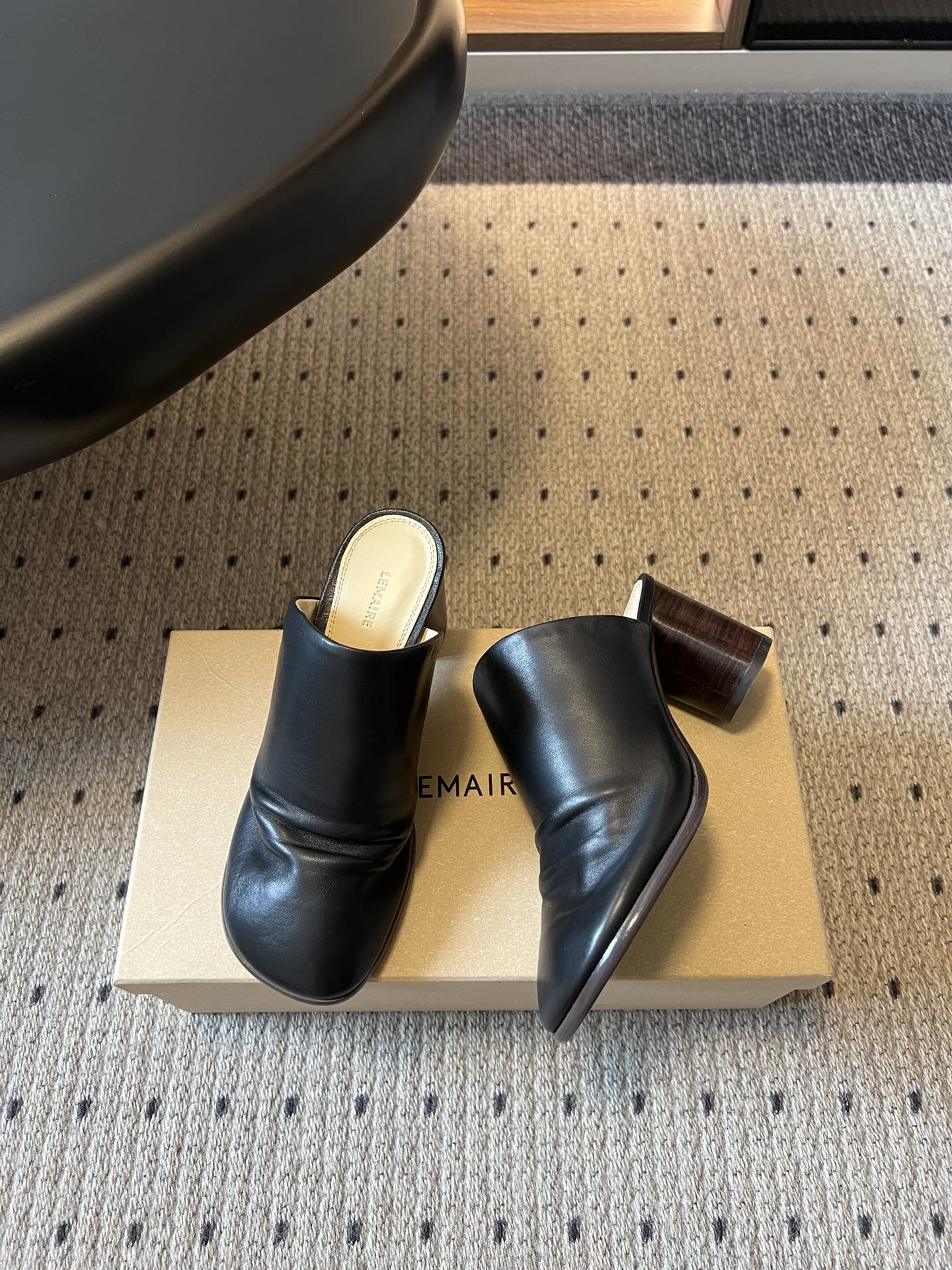 Lemair* 早春新款极简方头穆勒拖方头设计，自带一种慵懒的高级感。一脚蹬的穆勒版型，解放脚后跟，出门