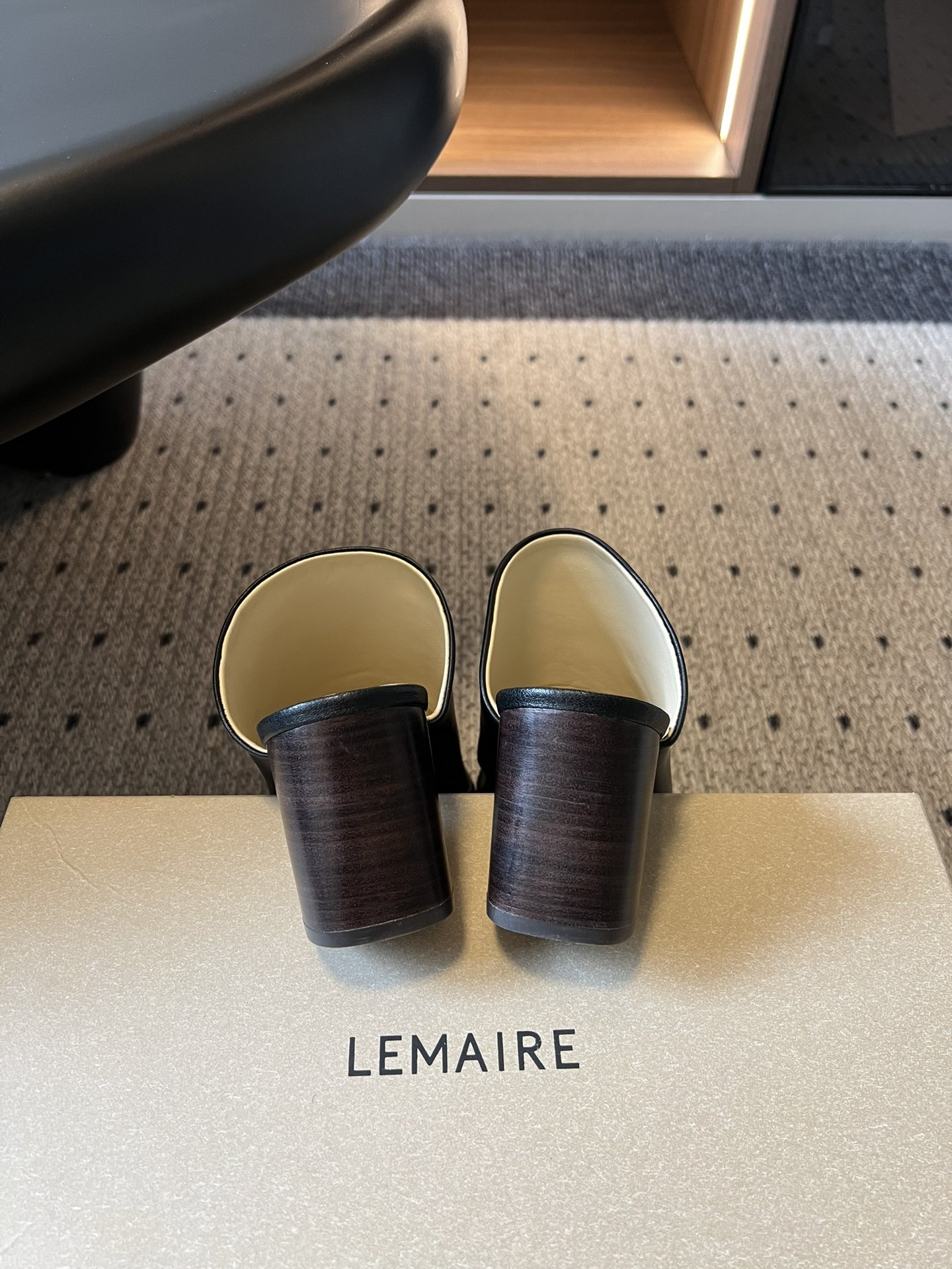 Lemair* 早春新款极简方头穆勒拖方头设计，自带一种慵懒的高级感。一脚蹬的穆勒版型，解放脚后跟，出门