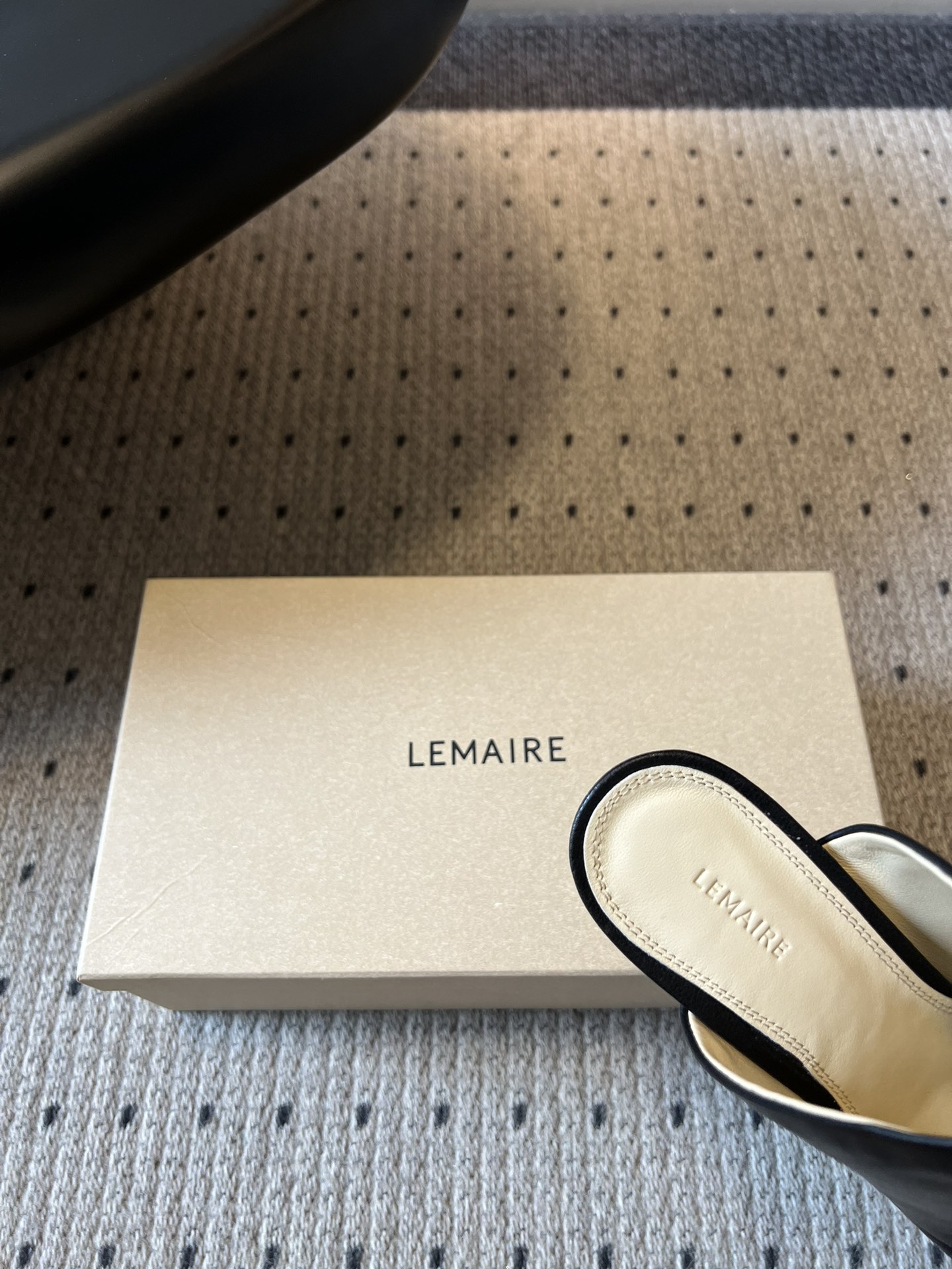 Lemair* 早春新款极简方头穆勒拖方头设计，自带一种慵懒的高级感。一脚蹬的穆勒版型，解放脚后跟，出门