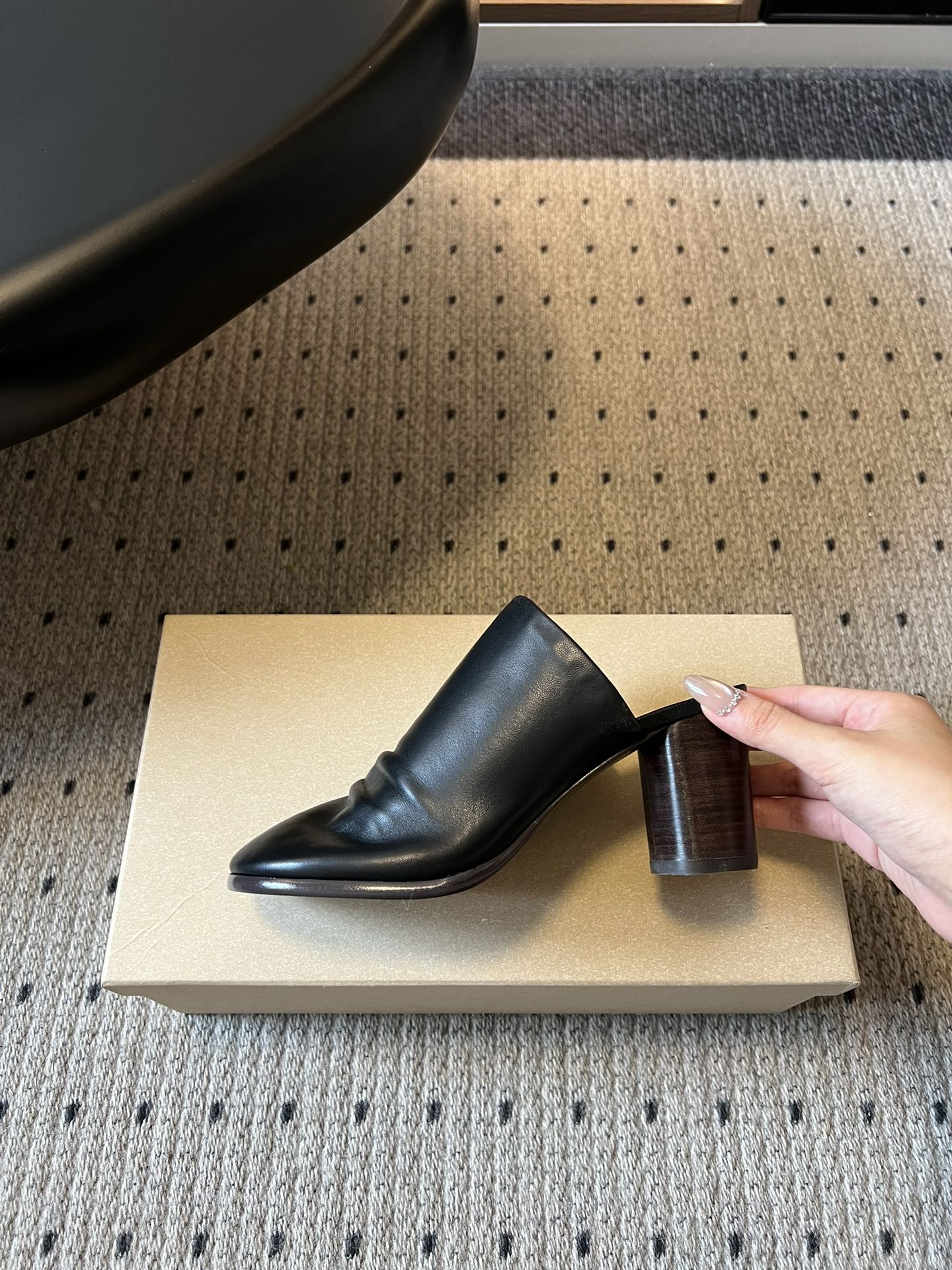 Lemair* 早春新款极简方头穆勒拖方头设计，自带一种慵懒的高级感。一脚蹬的穆勒版型，解放脚后跟，出门