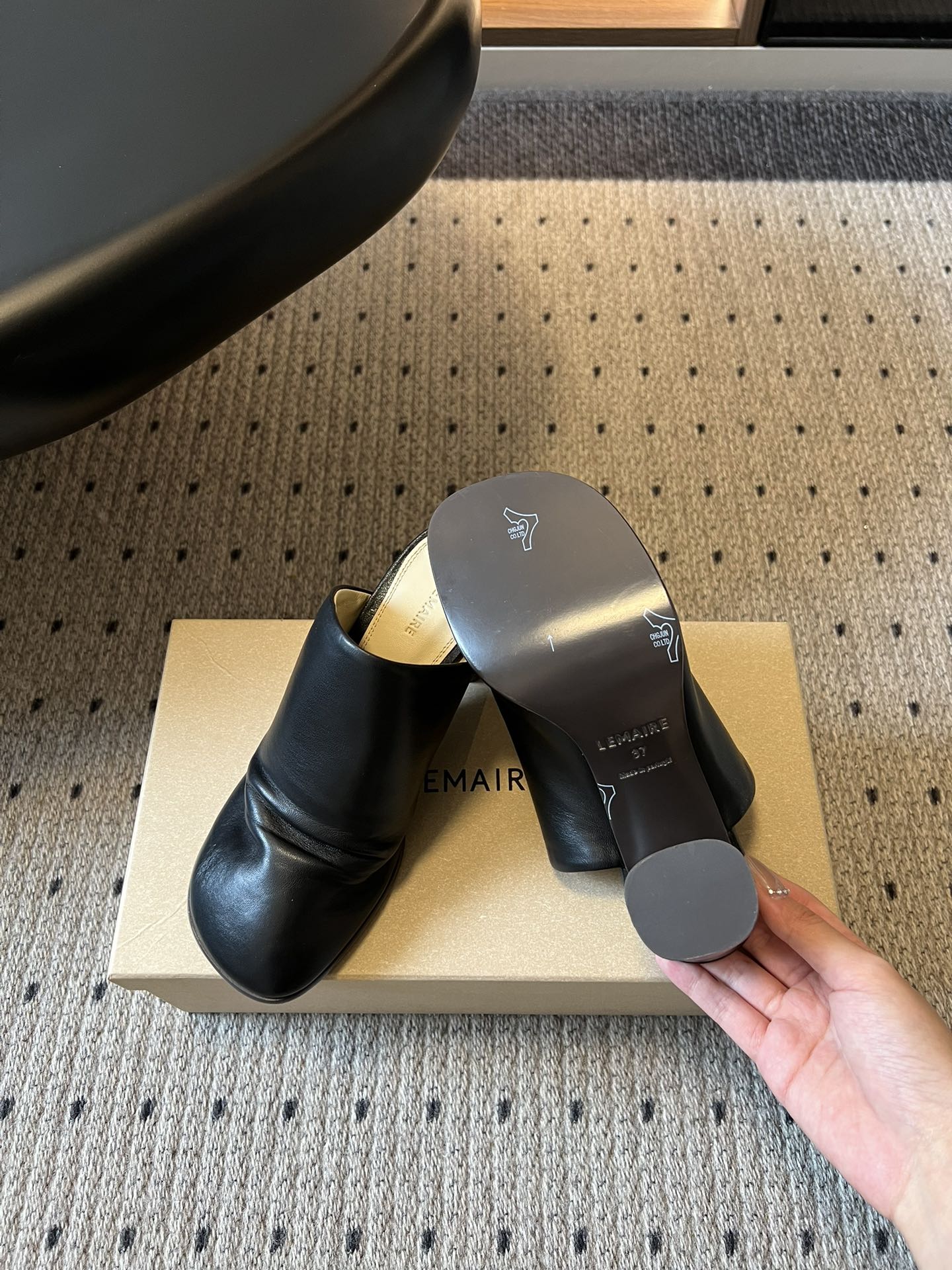 Lemair* 早春新款极简方头穆勒拖方头设计，自带一种慵懒的高级感。一脚蹬的穆勒版型，解放脚后跟，出门