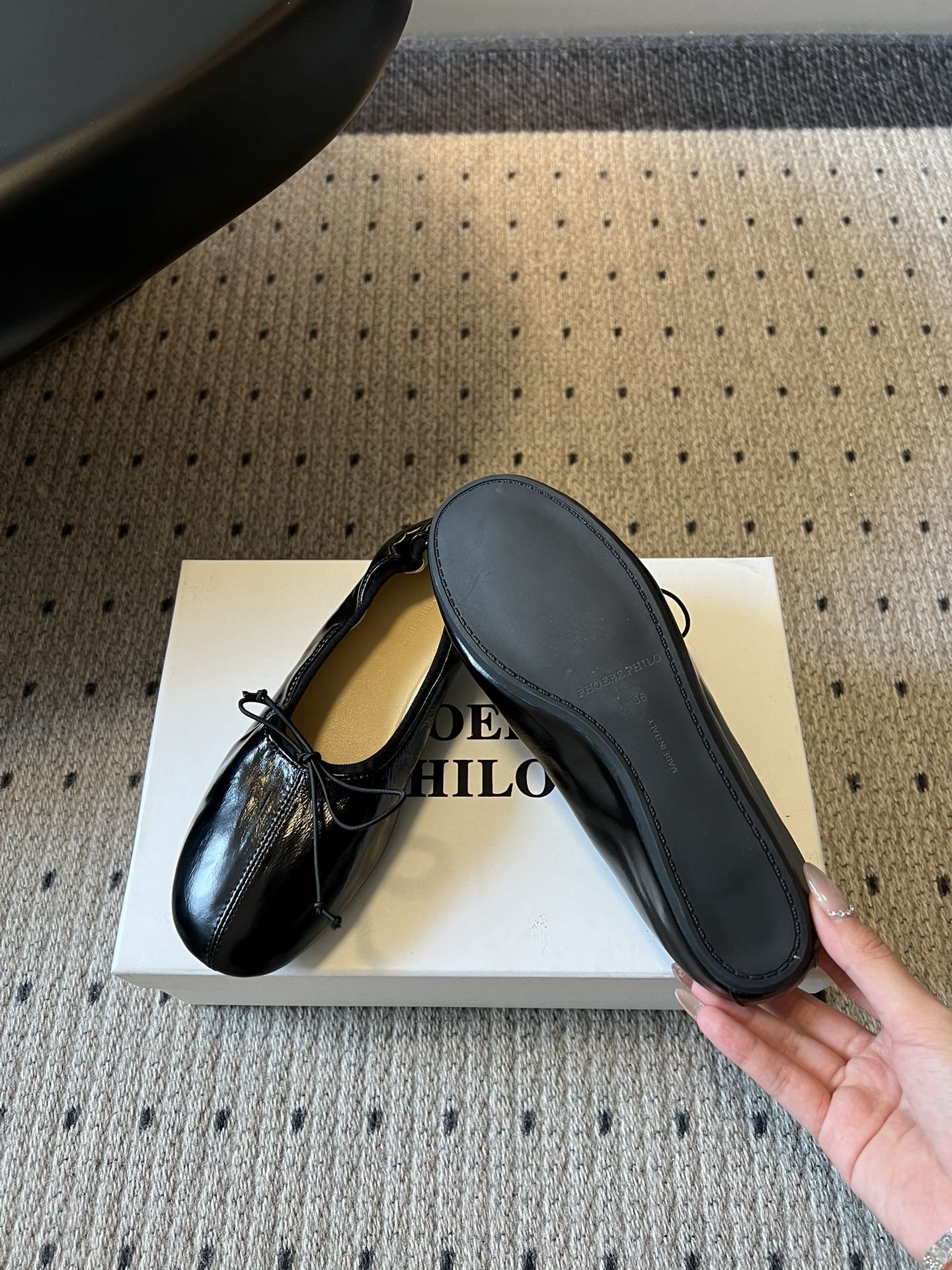 Phoebe Phil*早春新款芭蕾风软底单鞋经典的芭蕾鞋型，搭配鞋头的小蝴蝶结，自带软萌的少女感。鞋口