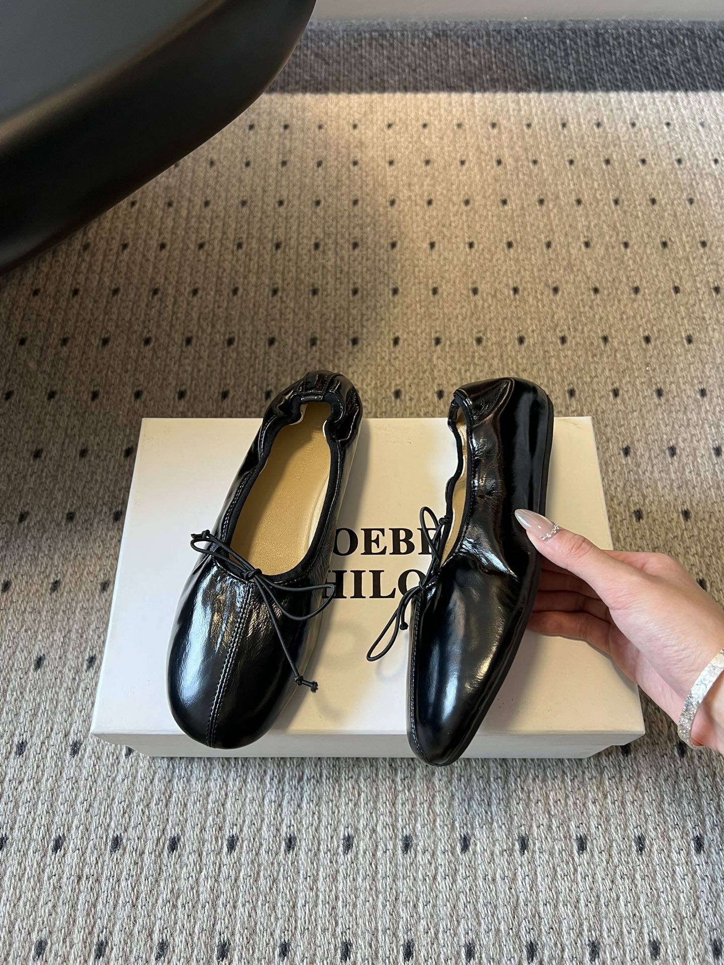 Phoebe Phil*早春新款芭蕾风软底单鞋经典的芭蕾鞋型，搭配鞋头的小蝴蝶结，自带软萌的少女感。鞋口