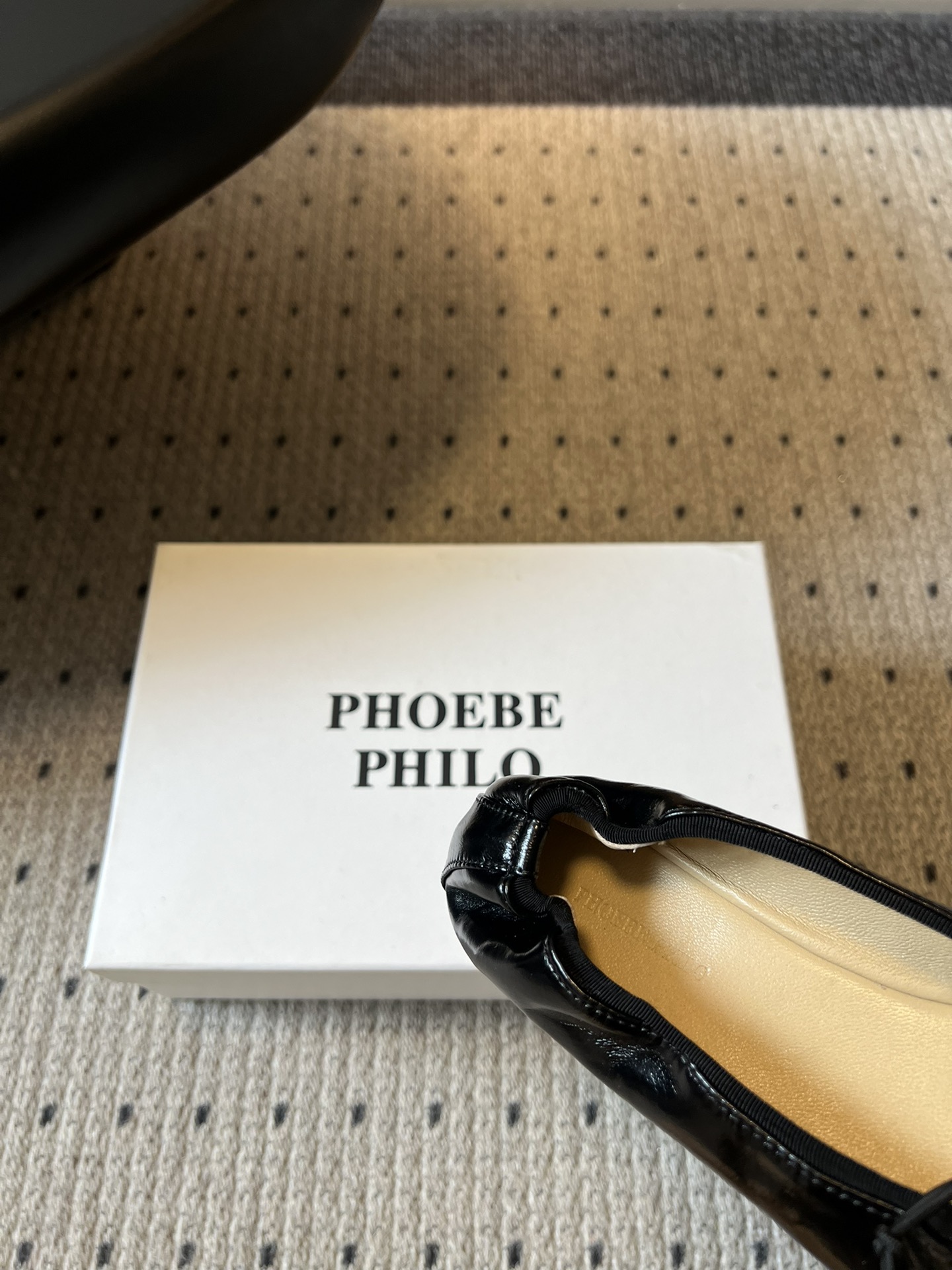 Phoebe Phil*早春新款芭蕾风软底单鞋经典的芭蕾鞋型，搭配鞋头的小蝴蝶结，自带软萌的少女感。鞋口