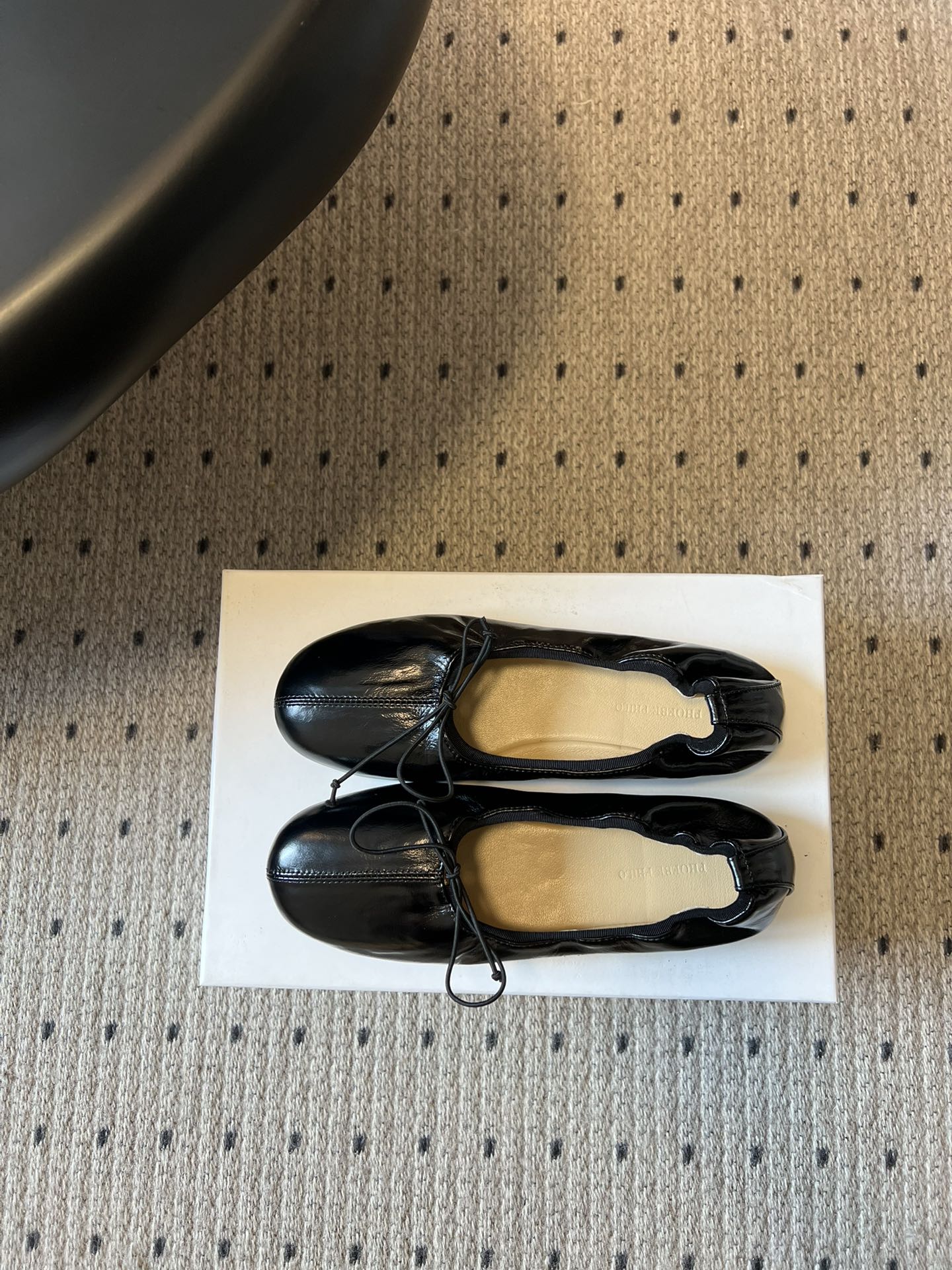 Phoebe Phil*早春新款芭蕾风软底单鞋经典的芭蕾鞋型，搭配鞋头的小蝴蝶结，自带软萌的少女感。鞋口