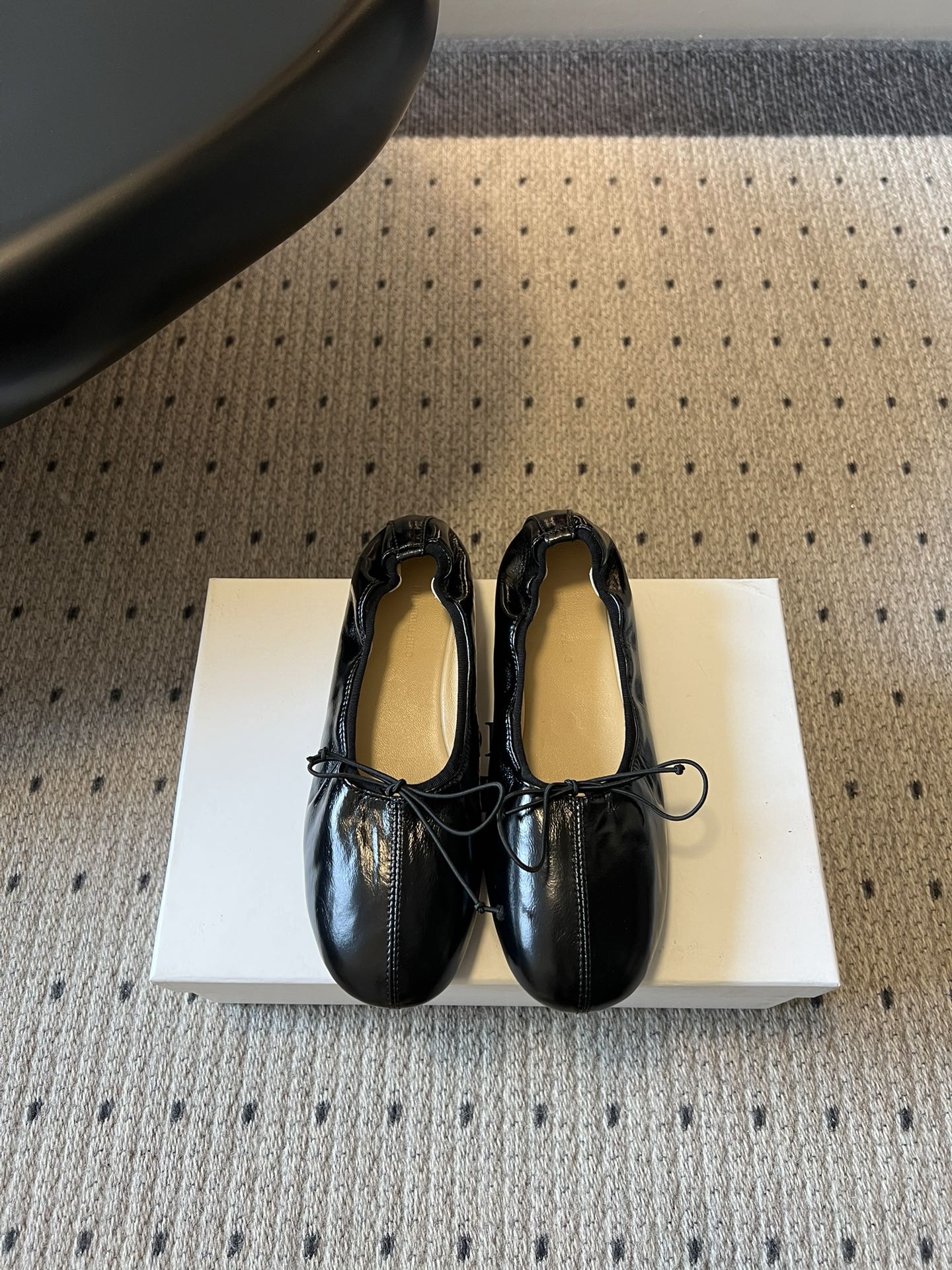 Phoebe Phil*早春新款芭蕾风软底单鞋经典的芭蕾鞋型，搭配鞋头的小蝴蝶结，自带软萌的少女感。鞋口