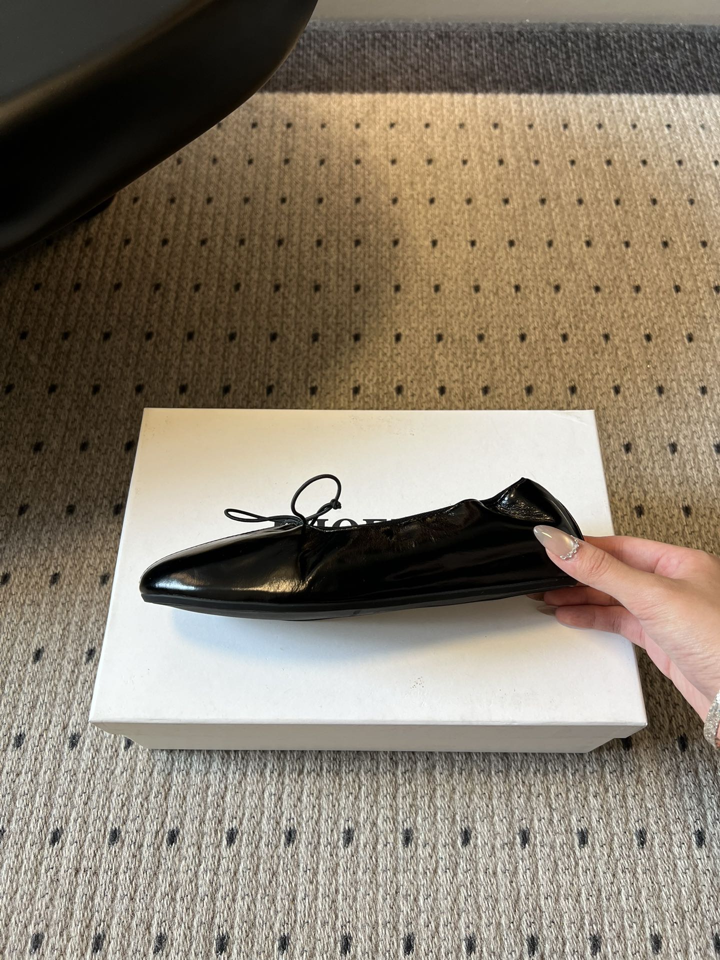 Phoebe Phil*早春新款芭蕾风软底单鞋经典的芭蕾鞋型，搭配鞋头的小蝴蝶结，自带软萌的少女感。鞋口