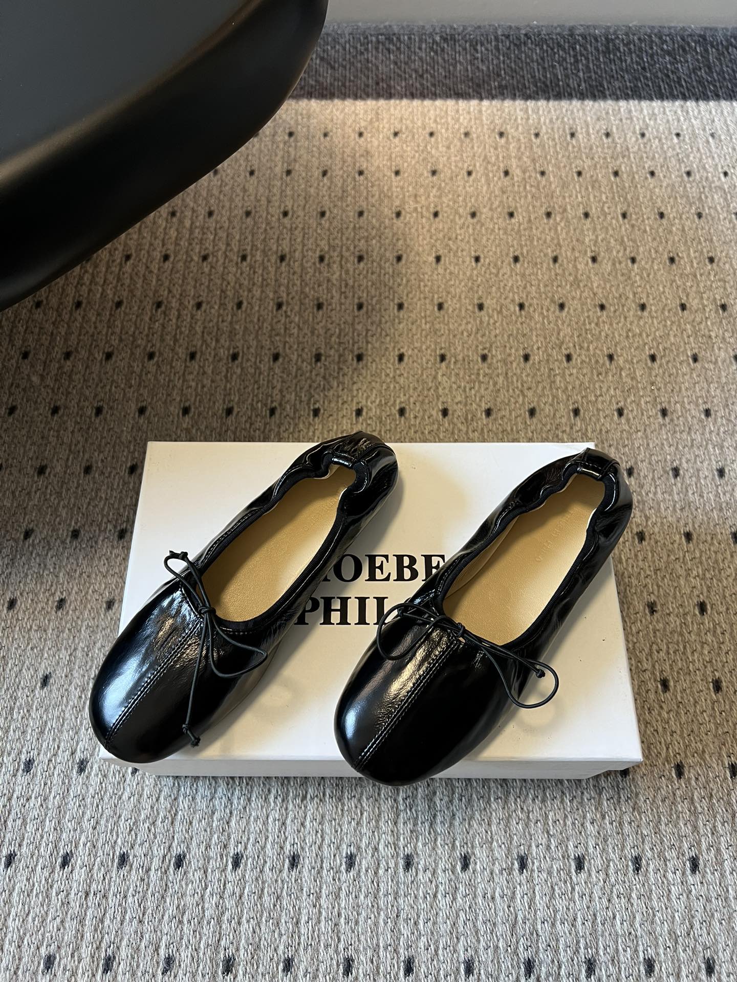 Phoebe Phil*早春新款芭蕾风软底单鞋经典的芭蕾鞋型，搭配鞋头的小蝴蝶结，自带软萌的少女感。鞋口