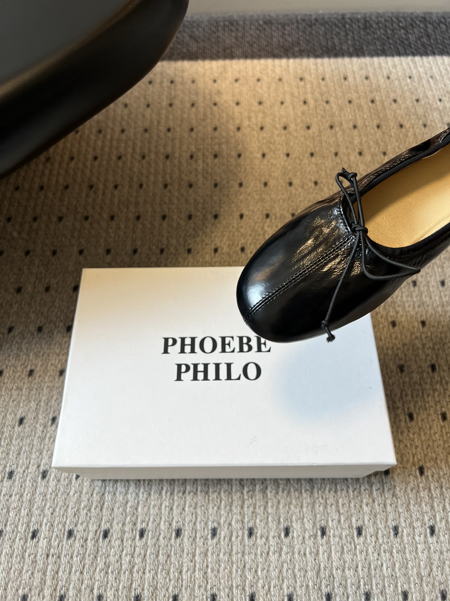 Phoebe Phil*早春新款芭蕾风软底单鞋经典的芭蕾鞋型，搭配鞋头的小蝴蝶结，自带软萌的少女感。鞋口