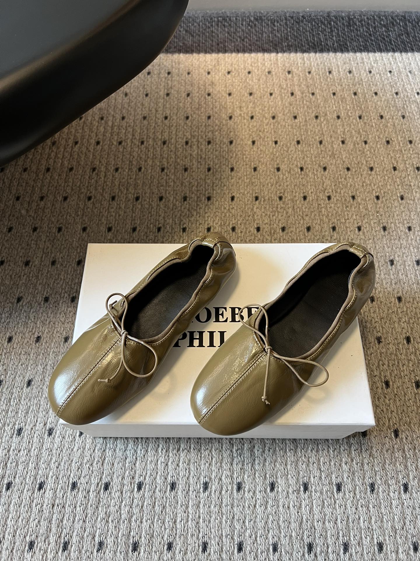 Phoebe Phil*早春新款芭蕾风软底单鞋经典的芭蕾鞋型，搭配鞋头的小蝴蝶结，自带软萌的少女感。鞋口