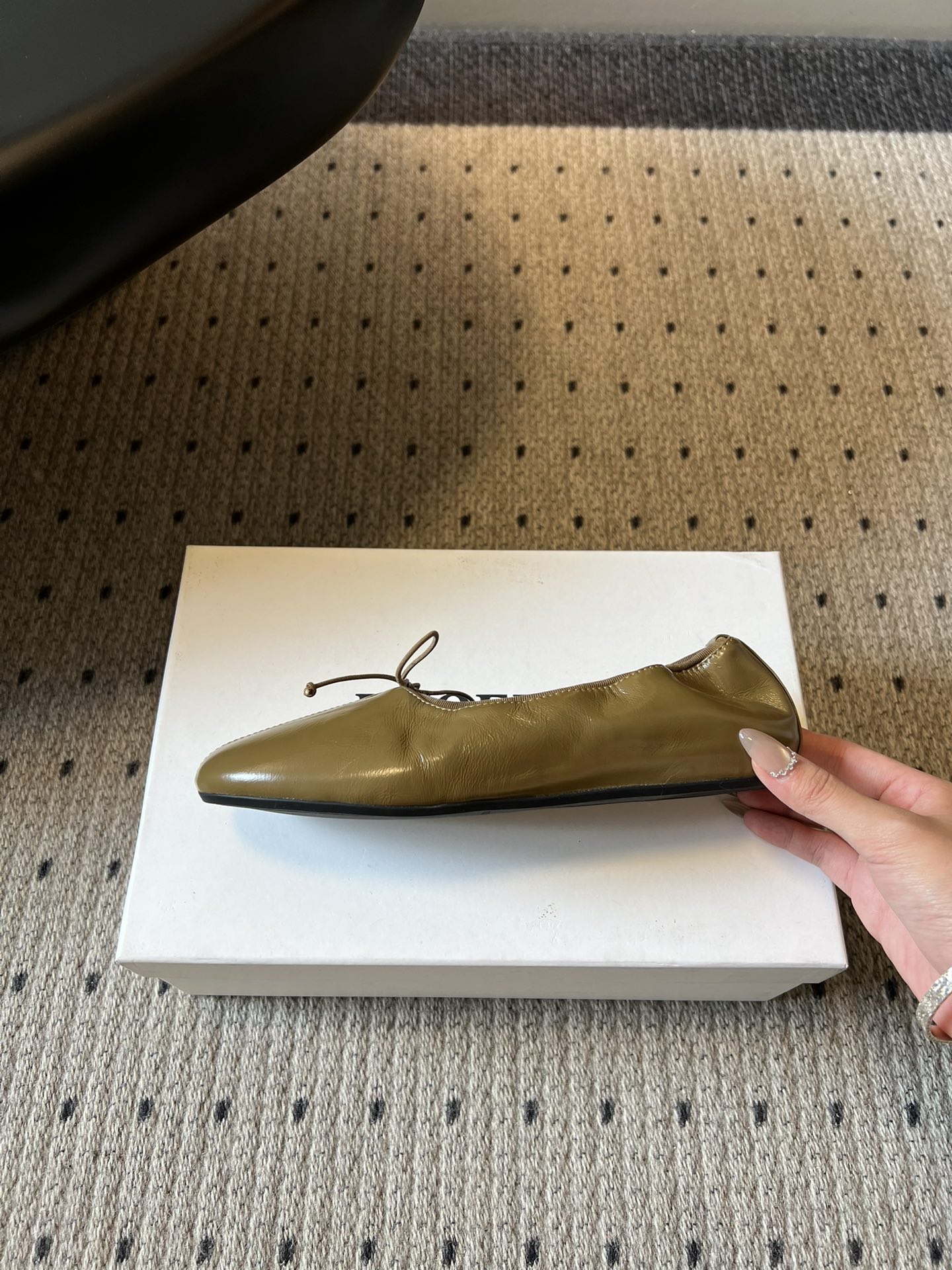 Phoebe Phil*早春新款芭蕾风软底单鞋经典的芭蕾鞋型，搭配鞋头的小蝴蝶结，自带软萌的少女感。鞋口