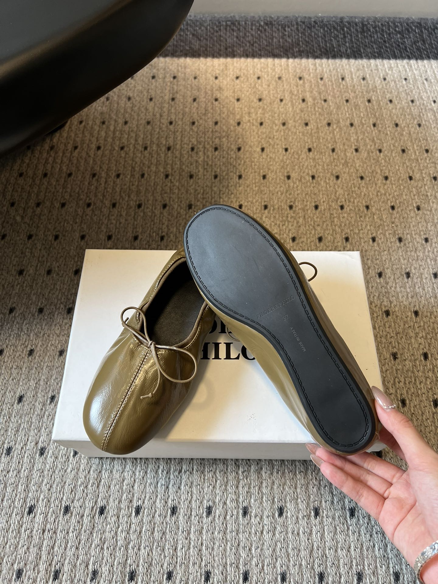 Phoebe Phil*早春新款芭蕾风软底单鞋经典的芭蕾鞋型，搭配鞋头的小蝴蝶结，自带软萌的少女感。鞋口