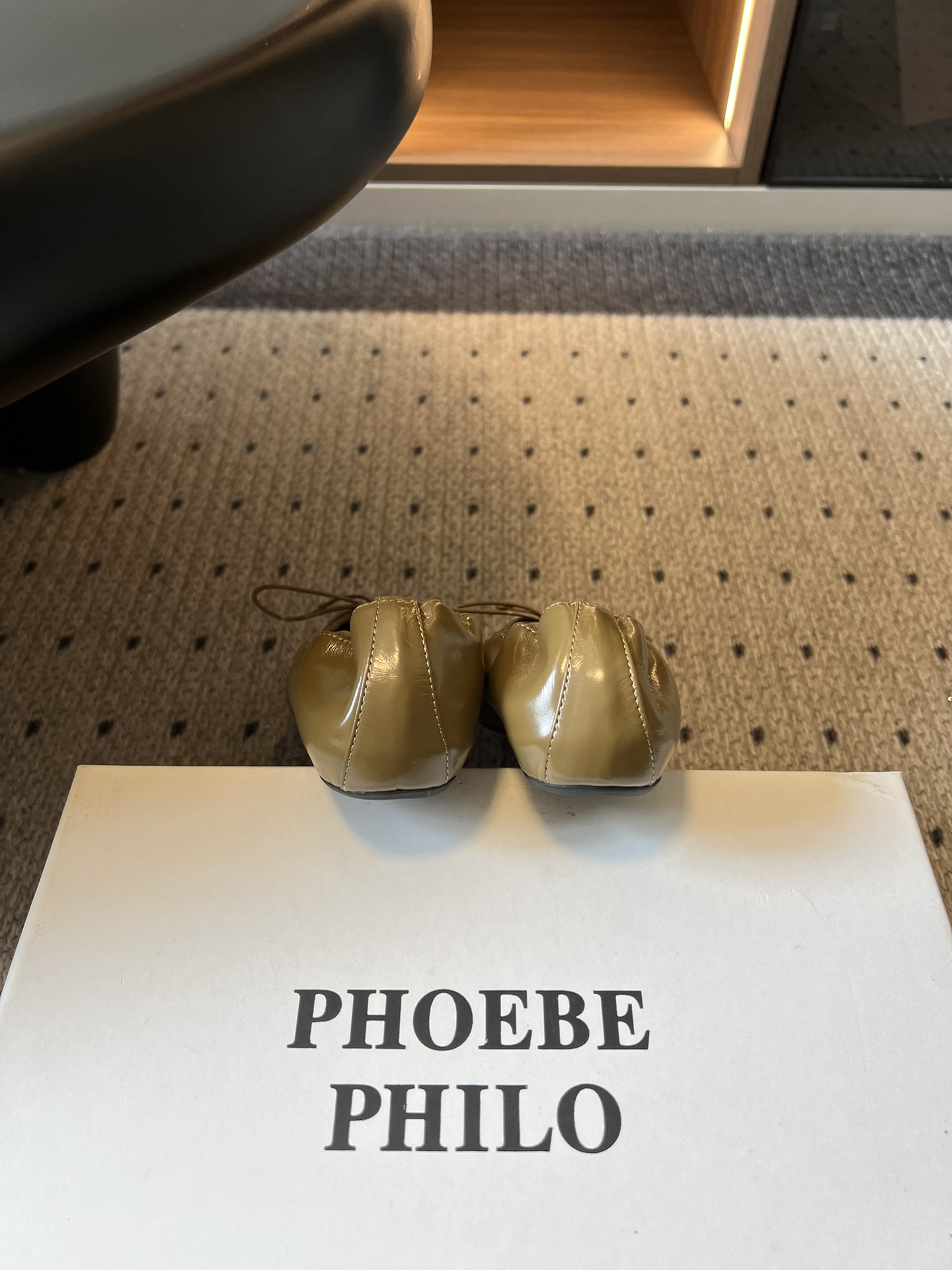 Phoebe Phil*早春新款芭蕾风软底单鞋经典的芭蕾鞋型，搭配鞋头的小蝴蝶结，自带软萌的少女感。鞋口