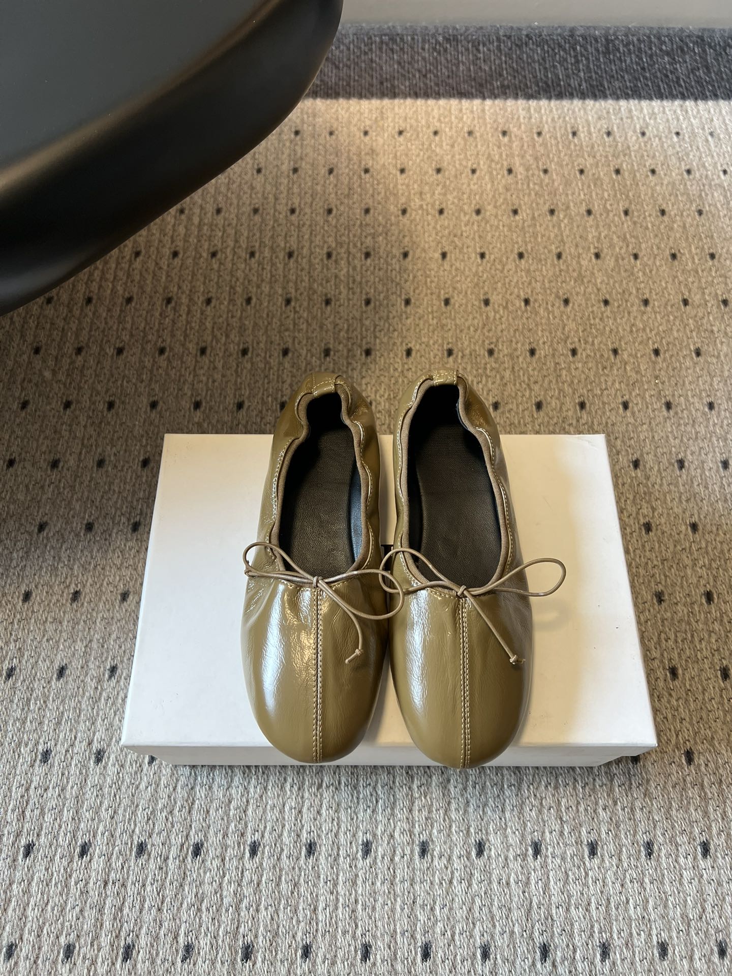 Phoebe Phil*早春新款芭蕾风软底单鞋经典的芭蕾鞋型，搭配鞋头的小蝴蝶结，自带软萌的少女感。鞋口