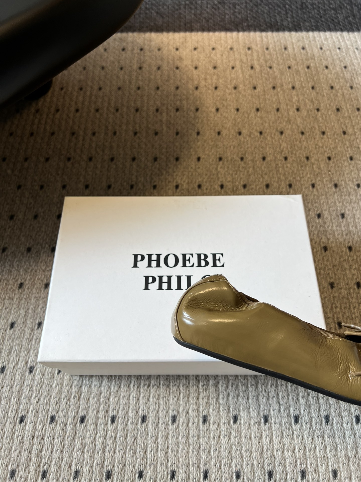 Phoebe Phil*早春新款芭蕾风软底单鞋经典的芭蕾鞋型，搭配鞋头的小蝴蝶结，自带软萌的少女感。鞋口