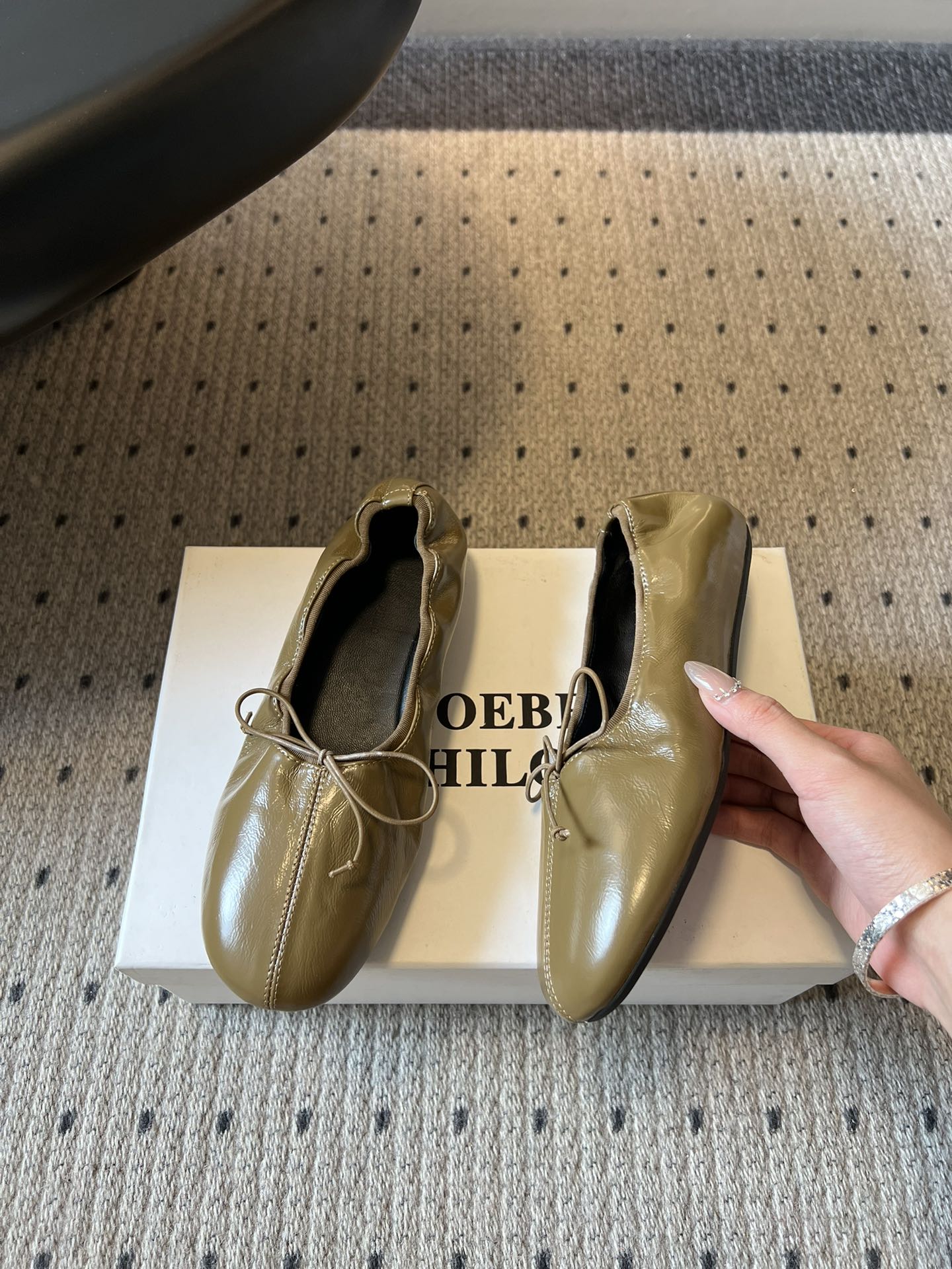 Phoebe Phil*早春新款芭蕾风软底单鞋经典的芭蕾鞋型，搭配鞋头的小蝴蝶结，自带软萌的少女感。鞋口