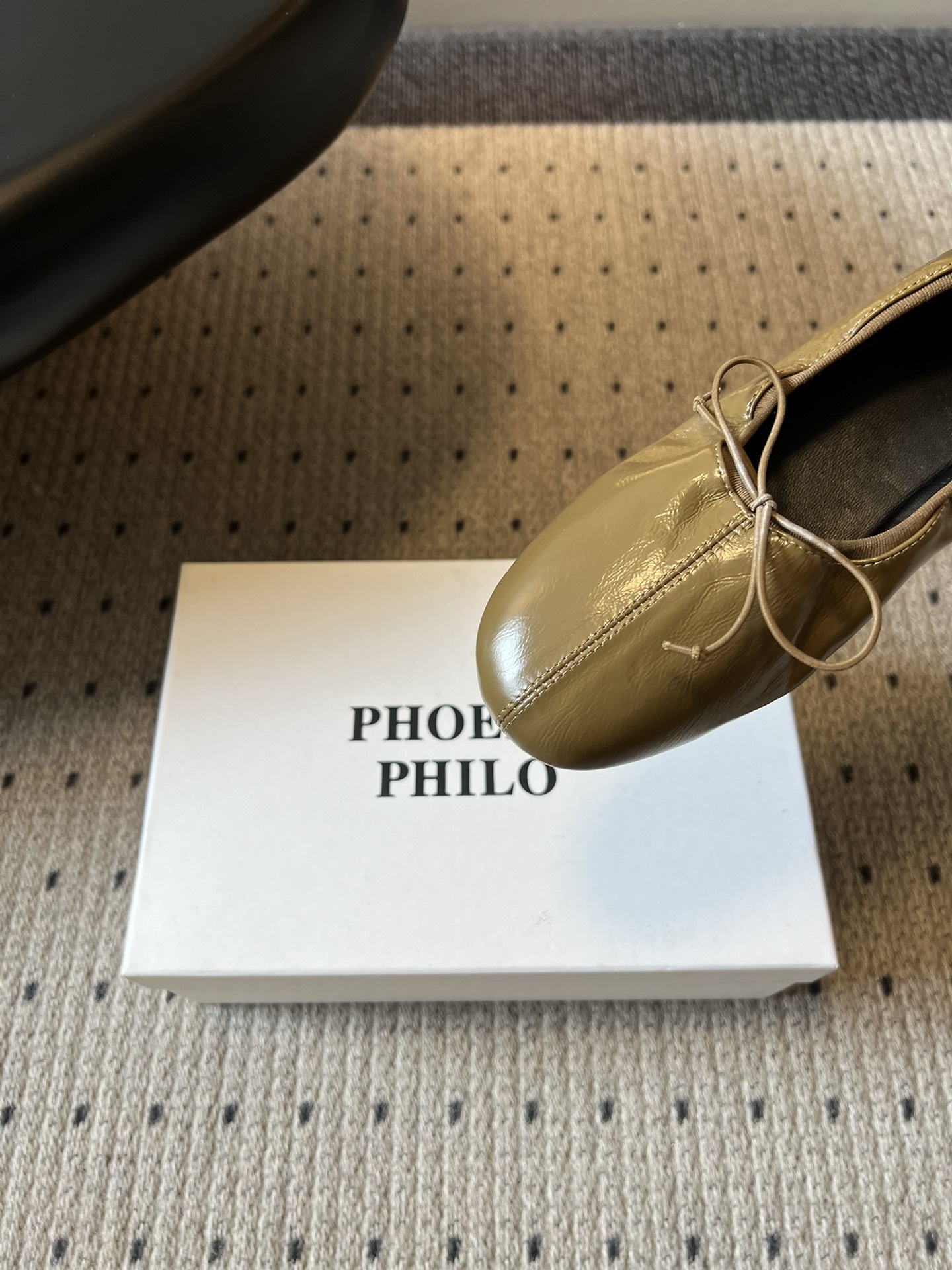 Phoebe Phil*早春新款芭蕾风软底单鞋经典的芭蕾鞋型，搭配鞋头的小蝴蝶结，自带软萌的少女感。鞋口