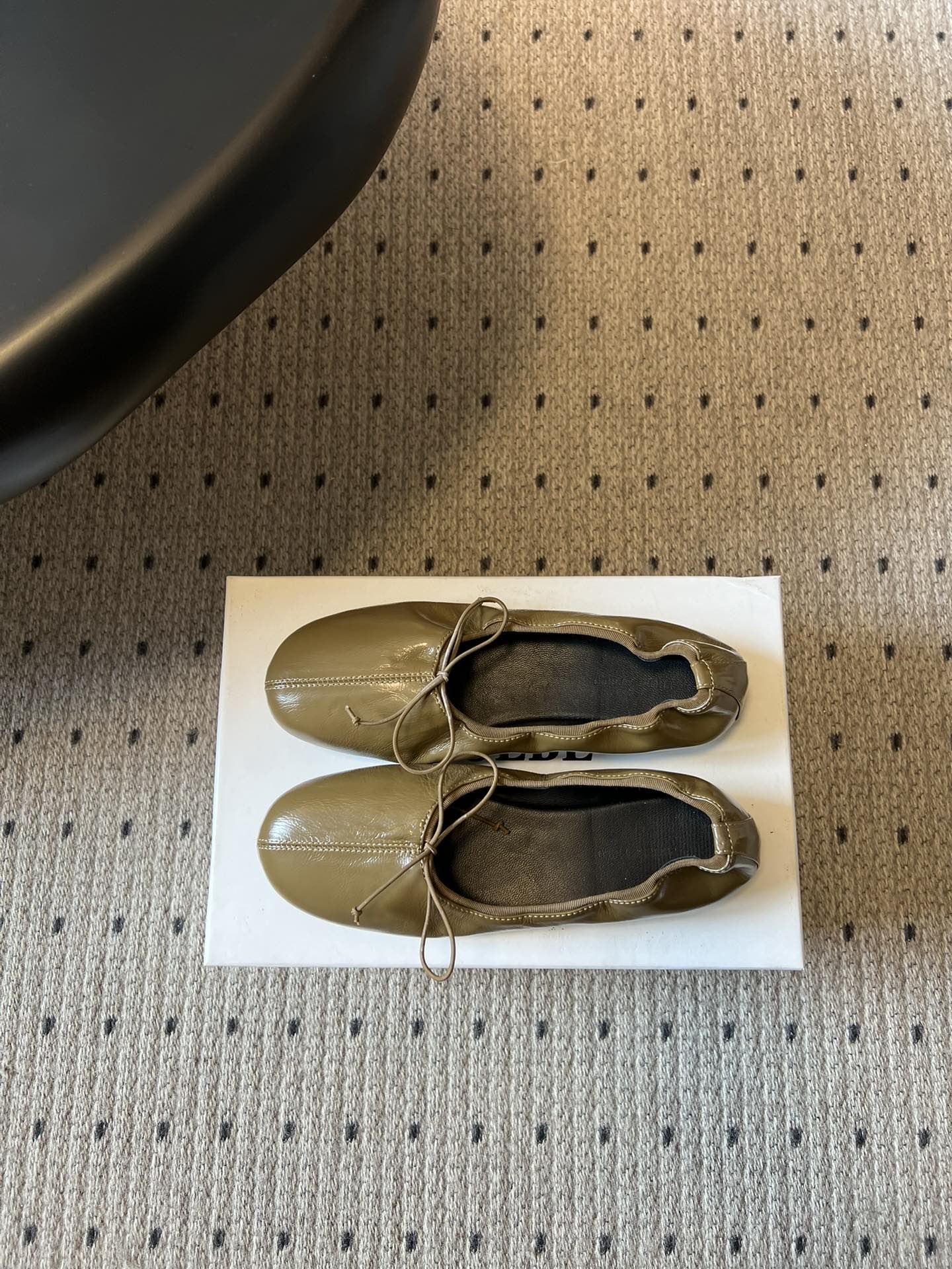 Phoebe Phil*早春新款芭蕾风软底单鞋经典的芭蕾鞋型，搭配鞋头的小蝴蝶结，自带软萌的少女感。鞋口