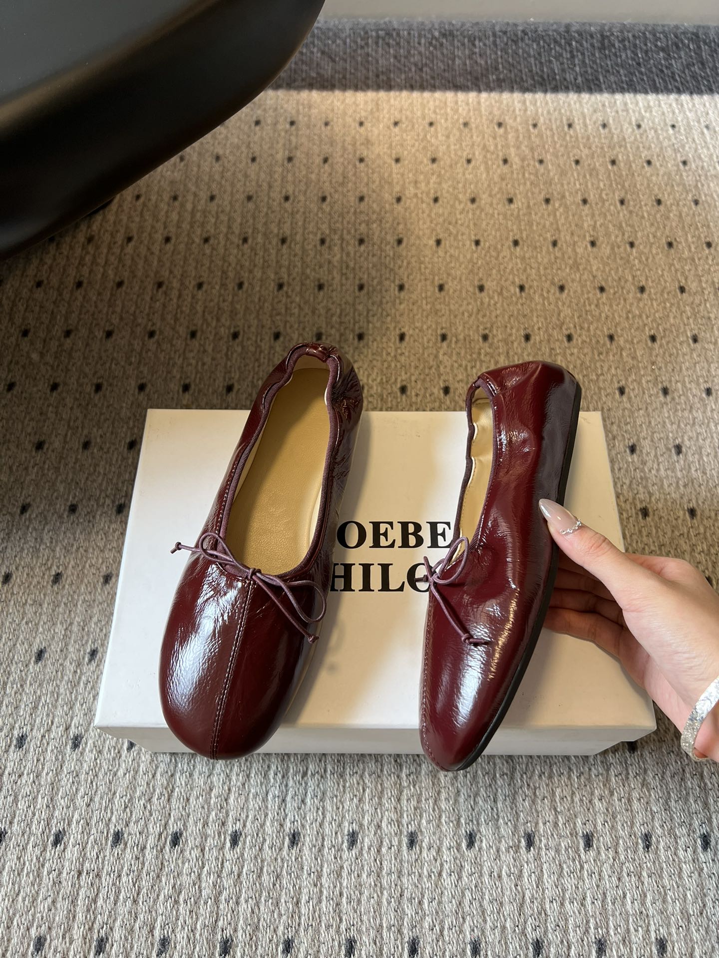 Phoebe Phil*早春新款芭蕾风软底单鞋经典的芭蕾鞋型，搭配鞋头的小蝴蝶结，自带软萌的少女感。鞋口