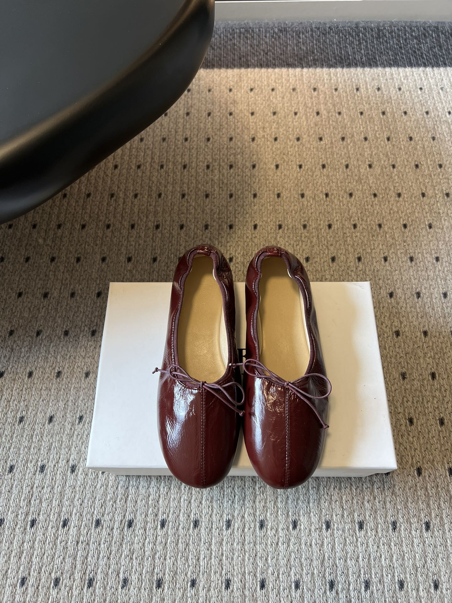 Phoebe Phil*早春新款芭蕾风软底单鞋经典的芭蕾鞋型，搭配鞋头的小蝴蝶结，自带软萌的少女感。鞋口