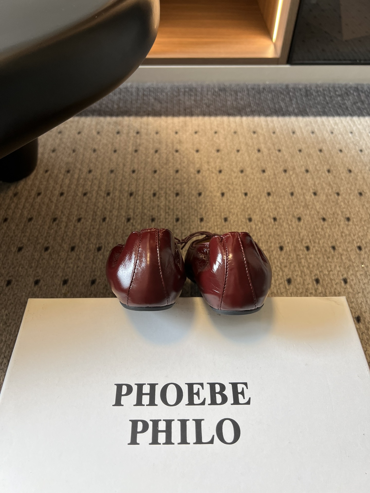 Phoebe Phil*早春新款芭蕾风软底单鞋经典的芭蕾鞋型，搭配鞋头的小蝴蝶结，自带软萌的少女感。鞋口