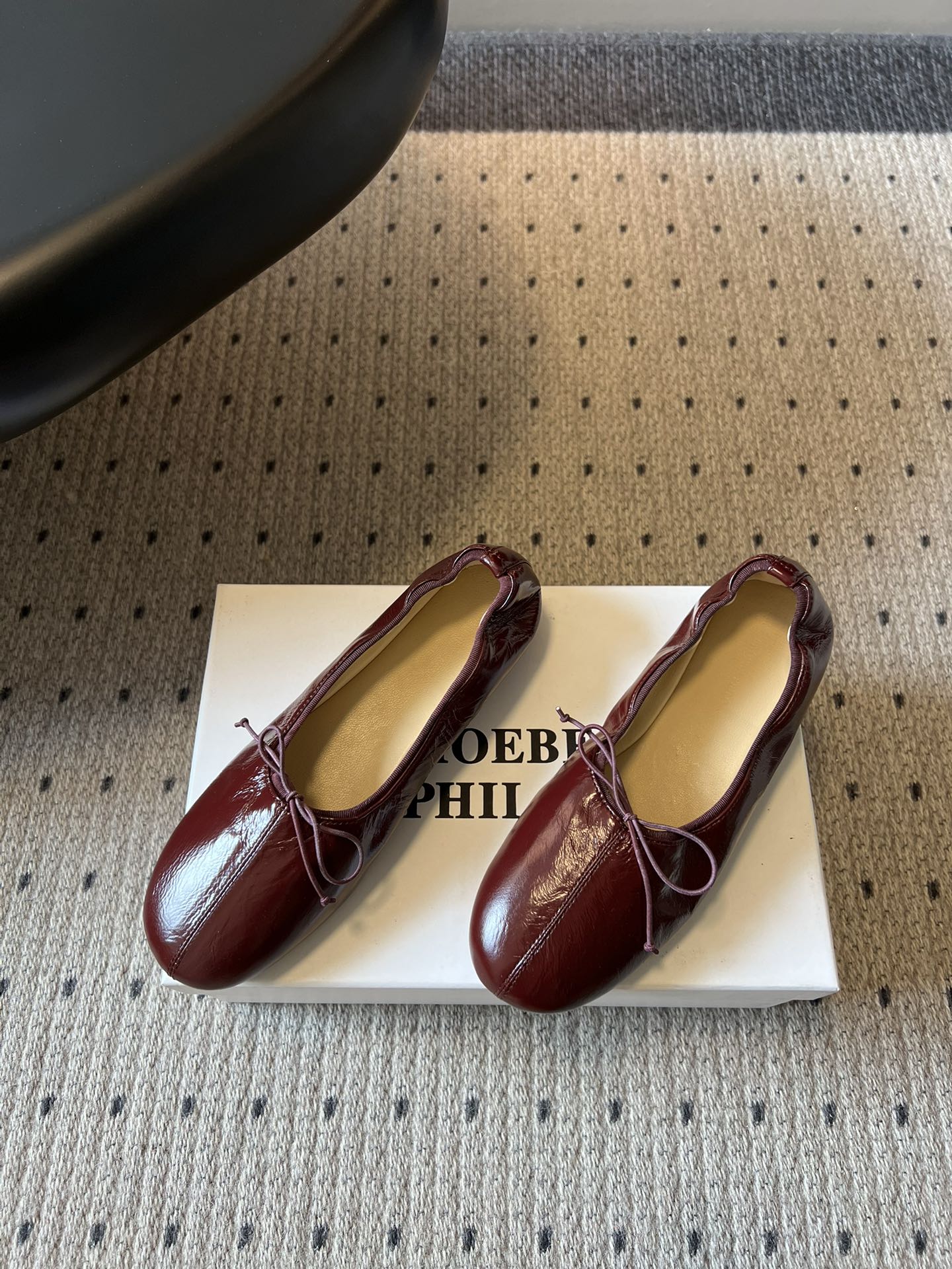 Phoebe Phil*早春新款芭蕾风软底单鞋经典的芭蕾鞋型，搭配鞋头的小蝴蝶结，自带软萌的少女感。鞋口