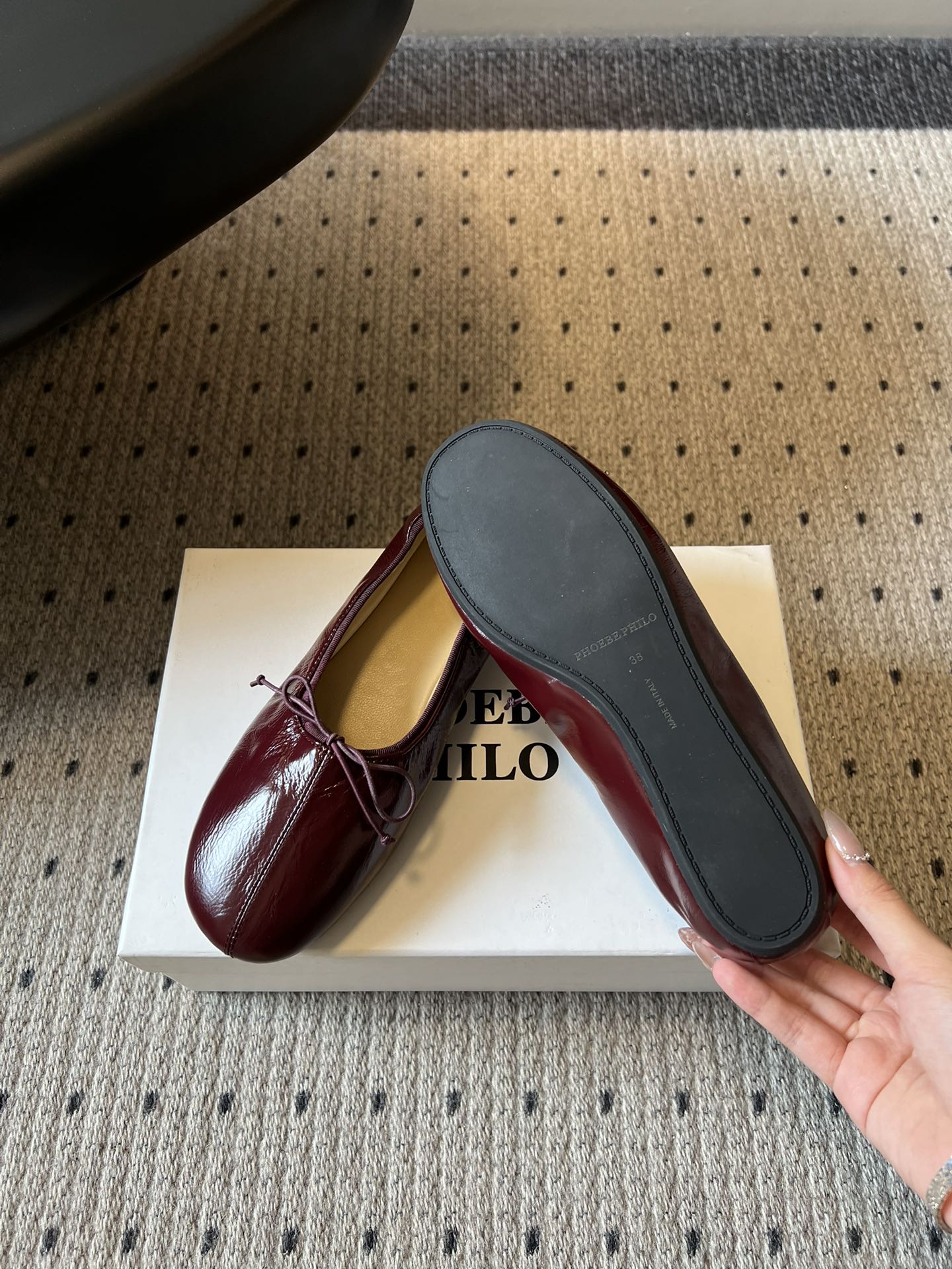 Phoebe Phil*早春新款芭蕾风软底单鞋经典的芭蕾鞋型，搭配鞋头的小蝴蝶结，自带软萌的少女感。鞋口