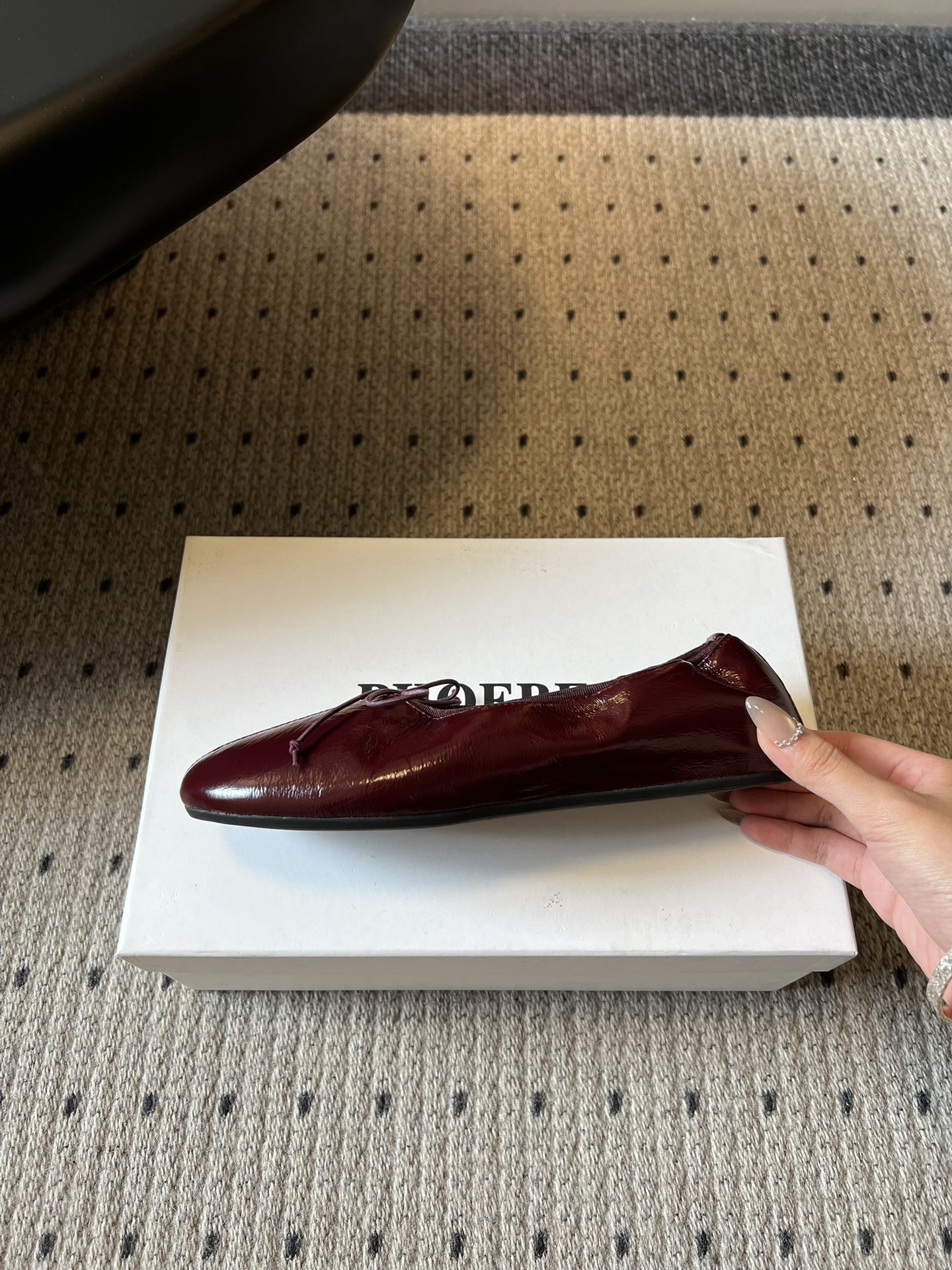 Phoebe Phil*早春新款芭蕾风软底单鞋经典的芭蕾鞋型，搭配鞋头的小蝴蝶结，自带软萌的少女感。鞋口