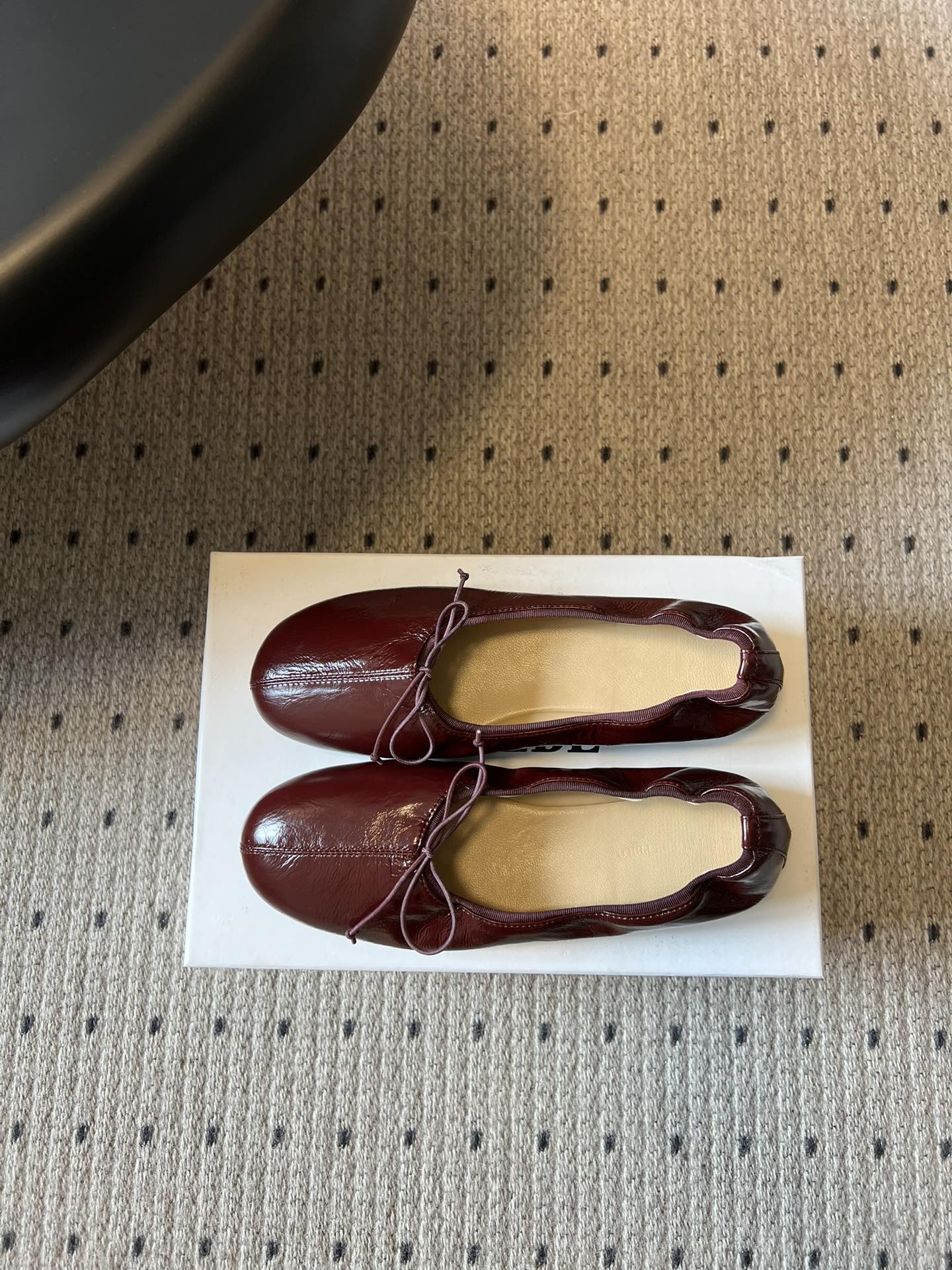 Phoebe Phil*早春新款芭蕾风软底单鞋经典的芭蕾鞋型，搭配鞋头的小蝴蝶结，自带软萌的少女感。鞋口