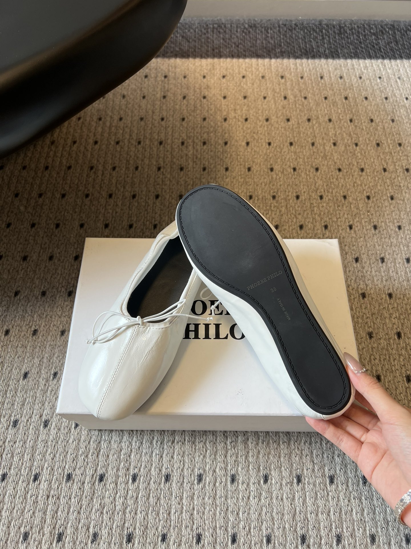 Phoebe Phil*早春新款芭蕾风软底单鞋经典的芭蕾鞋型，搭配鞋头的小蝴蝶结，自带软萌的少女感。鞋口