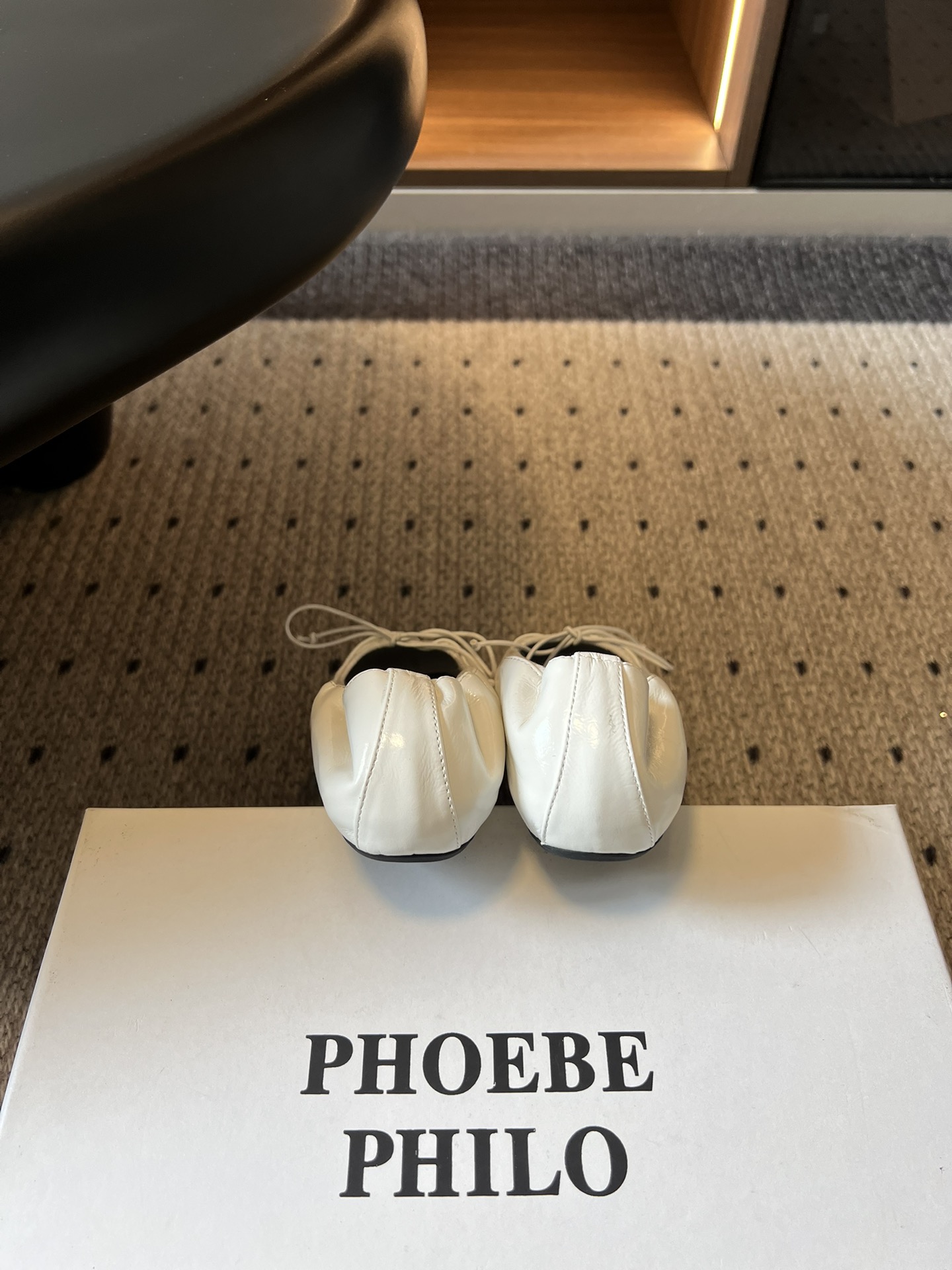 Phoebe Phil*早春新款芭蕾风软底单鞋经典的芭蕾鞋型，搭配鞋头的小蝴蝶结，自带软萌的少女感。鞋口