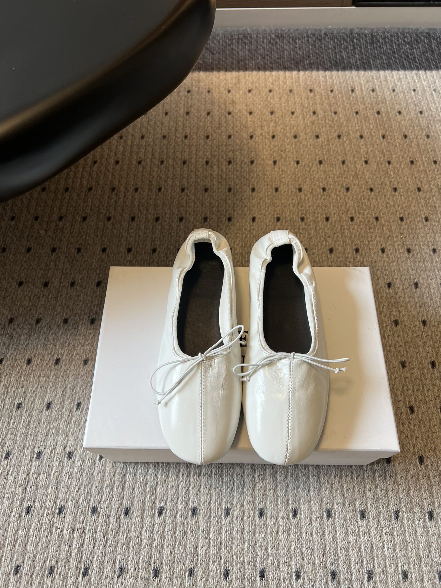 Phoebe Phil*早春新款芭蕾风软底单鞋经典的芭蕾鞋型，搭配鞋头的小蝴蝶结，自带软萌的少女感。鞋口