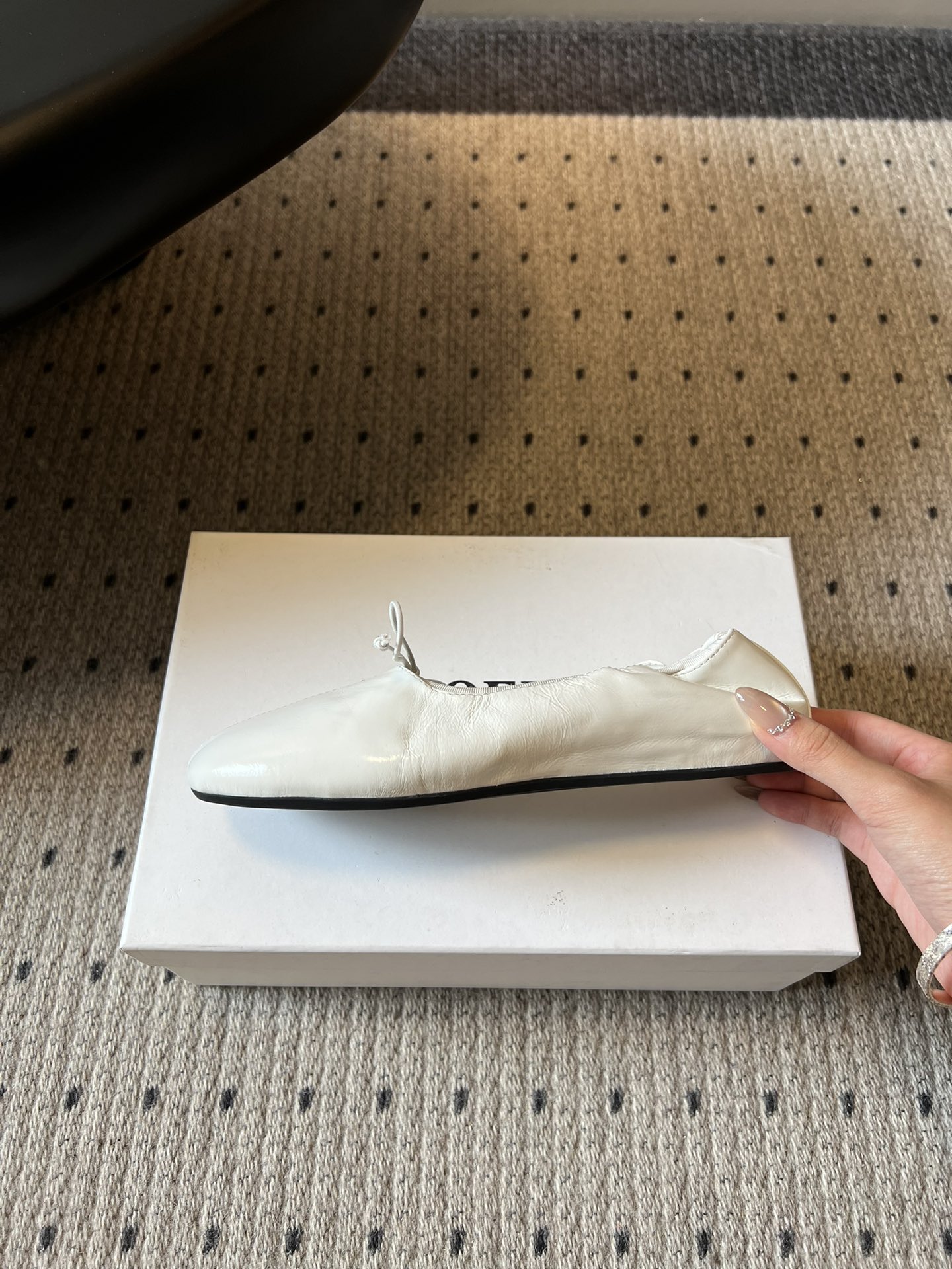 Phoebe Phil*早春新款芭蕾风软底单鞋经典的芭蕾鞋型，搭配鞋头的小蝴蝶结，自带软萌的少女感。鞋口