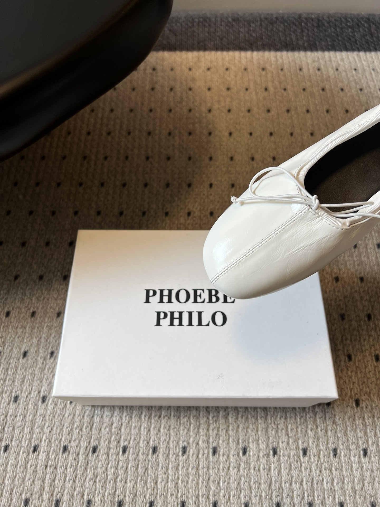 Phoebe Phil*早春新款芭蕾风软底单鞋经典的芭蕾鞋型，搭配鞋头的小蝴蝶结，自带软萌的少女感。鞋口