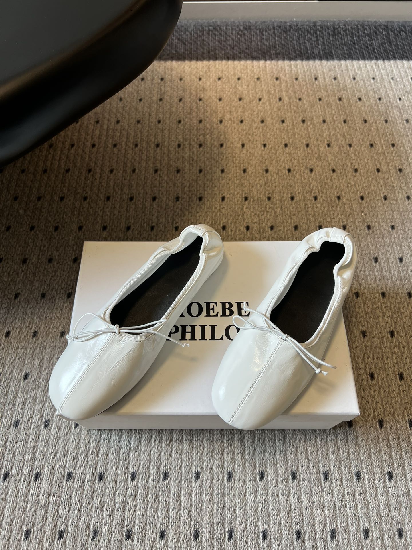 Phoebe Phil*早春新款芭蕾风软底单鞋经典的芭蕾鞋型，搭配鞋头的小蝴蝶结，自带软萌的少女感。鞋口