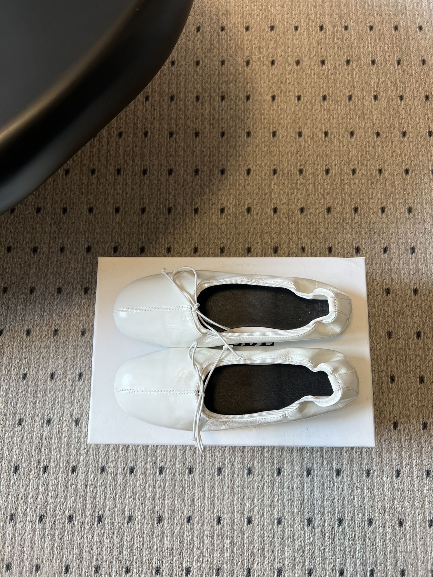 Phoebe Phil*早春新款芭蕾风软底单鞋经典的芭蕾鞋型，搭配鞋头的小蝴蝶结，自带软萌的少女感。鞋口