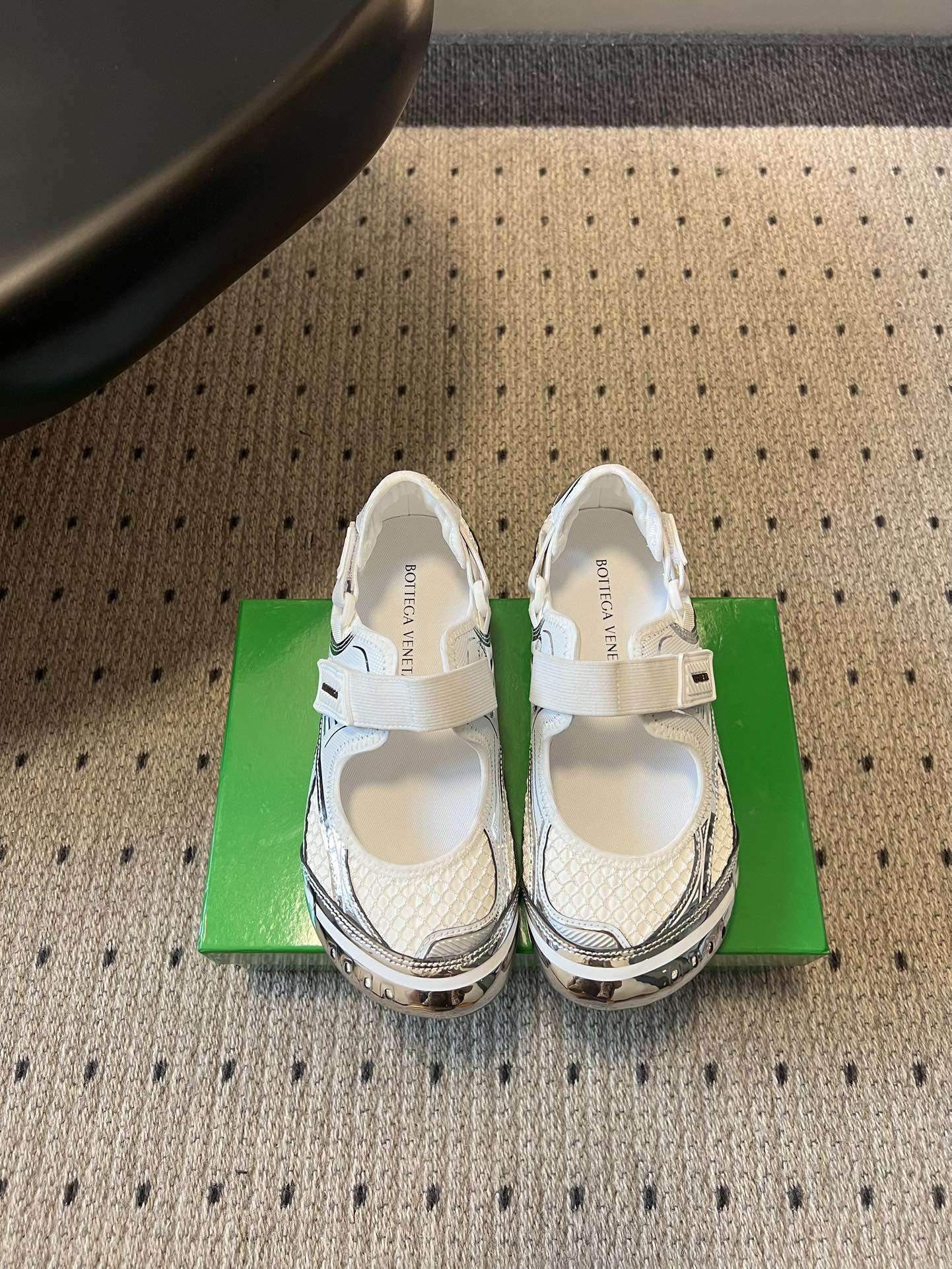 NO:784643,Bottega Venet*'s new early spring Mary Jane sneakers combine the elegance of ballet shoes with the sports style of the millennium to create a new spark. The breathable mesh fabric + metallic texture stitching, built-in futuristic filters, and iconic Velcro design allow lazy people to put on and take off the shoes in one second. The thick soles quietly increase the height. Comfort and fashion are never in conflict. The relaxation of 'sweet and cool balance' is unlocked as soon as you put on your feet. It is a must-have pair in your shoe cabinet. Close your eyes and avoid stepping on thunder.  It is not just a pair of shoes, it is the master key to the style in your wardrobe - it is sweet when paired with a pleated skirt, and it is cool when paired with overalls. It can be easily used for commuting, dating, and traveling. Upper metal film/mesh fabric Lining mesh fabric Outsole TPU outsole Size 35-41 (customized sizes 40 and 41 are non-returnable, Mary Jane, bottega veneta, mary jane, sneakers, skirts19860909Bottega Venet*早春新款玛丽珍运动鞋 将芭蕾鞋的优雅与千禧运动风碰撞出全新火花,网眼透气面料+金属质感拼接,自带未来主义滤镜,标志性魔术贴设计,一秒解锁懒人穿脱自由,厚底悄悄增高,舒适与时髦从不对立,上脚即解锁「甜酷平衡」的松弛感,鞋柜里必须拥有的一双,闭眼入不踩雷. 它不只是一双鞋,更是你衣橱里的风格万能钥匙——搭配百褶裙是甜妹,搭配工装裤是拽姐,通勤、约会、出游,都能轻松拿捏. 鞋面金属贴膜/网布 内里网布 大底TPU大底 size35-41码（40、41码定制不退换,玛丽珍,bottega veneta,mary jane,sneakers,skirts,Women's Shoes