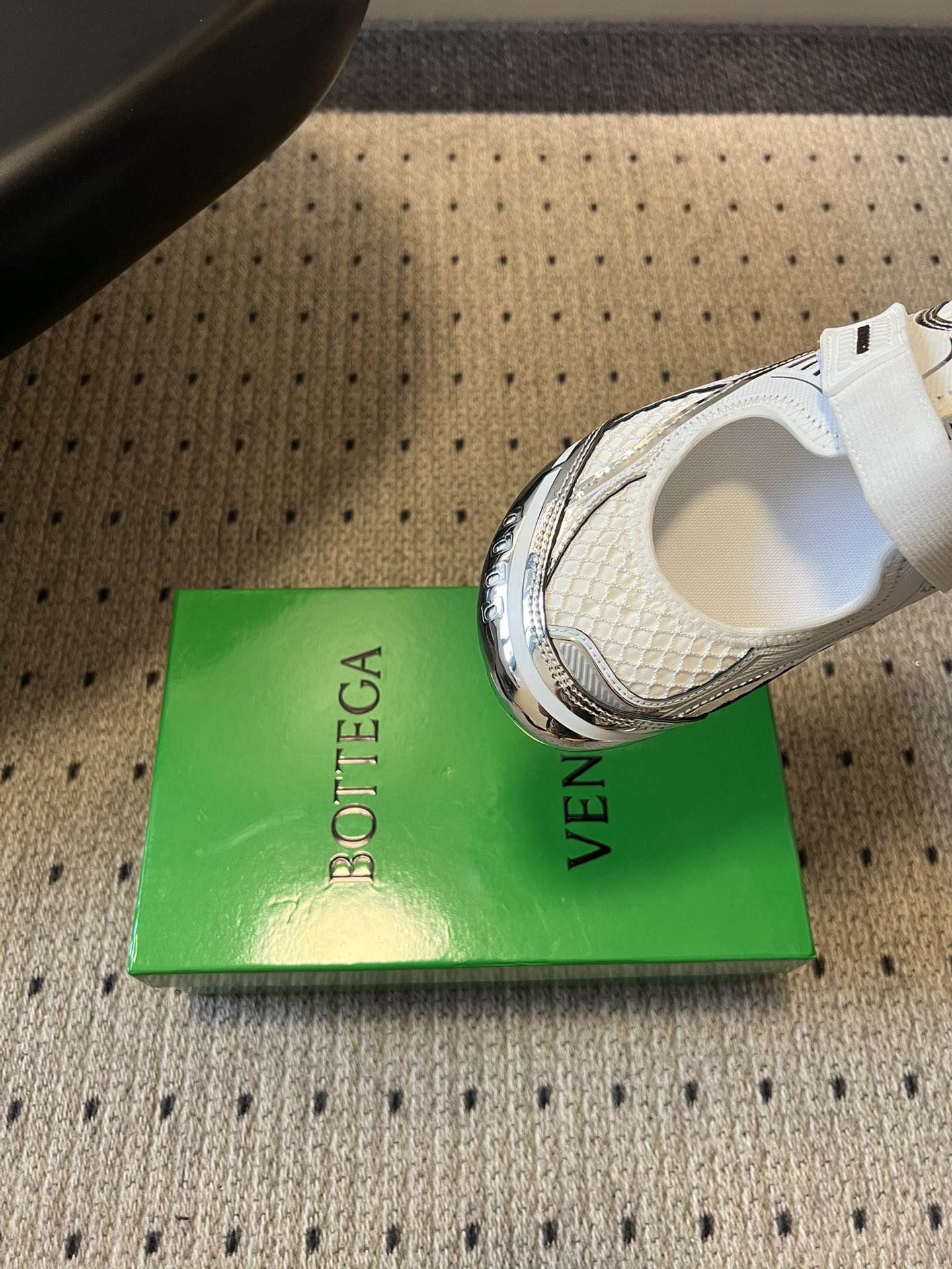 Bottega Venet*早春新款玛丽珍运动鞋将芭蕾鞋的优雅与千禧运动风碰撞出全新火花，网眼透气面料+